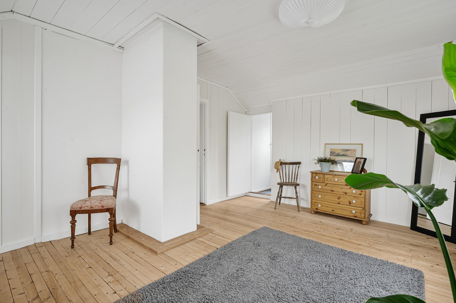 Rommet har adkomst til omkledningsrom/walk-in garderobe. Galleribilde
