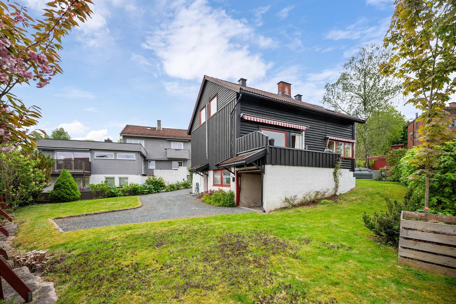 Tomten har en fin hage med gode solforhold. Galleribilde