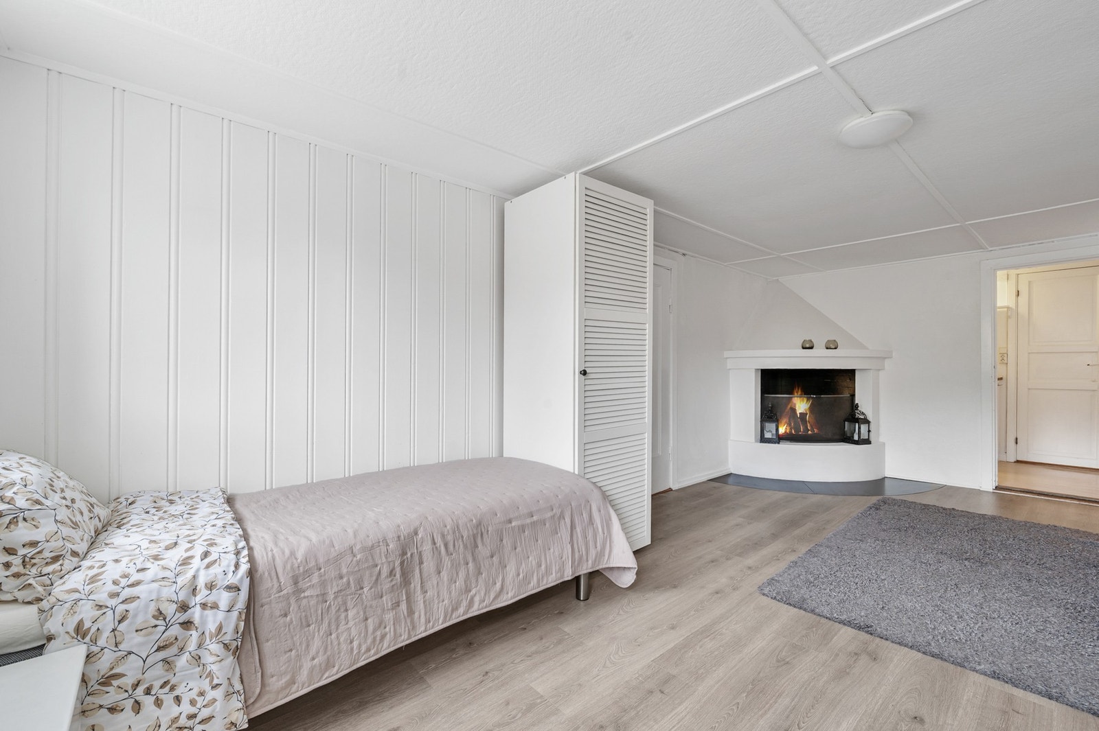Det er peis i kjellerstuen. Galleribilde