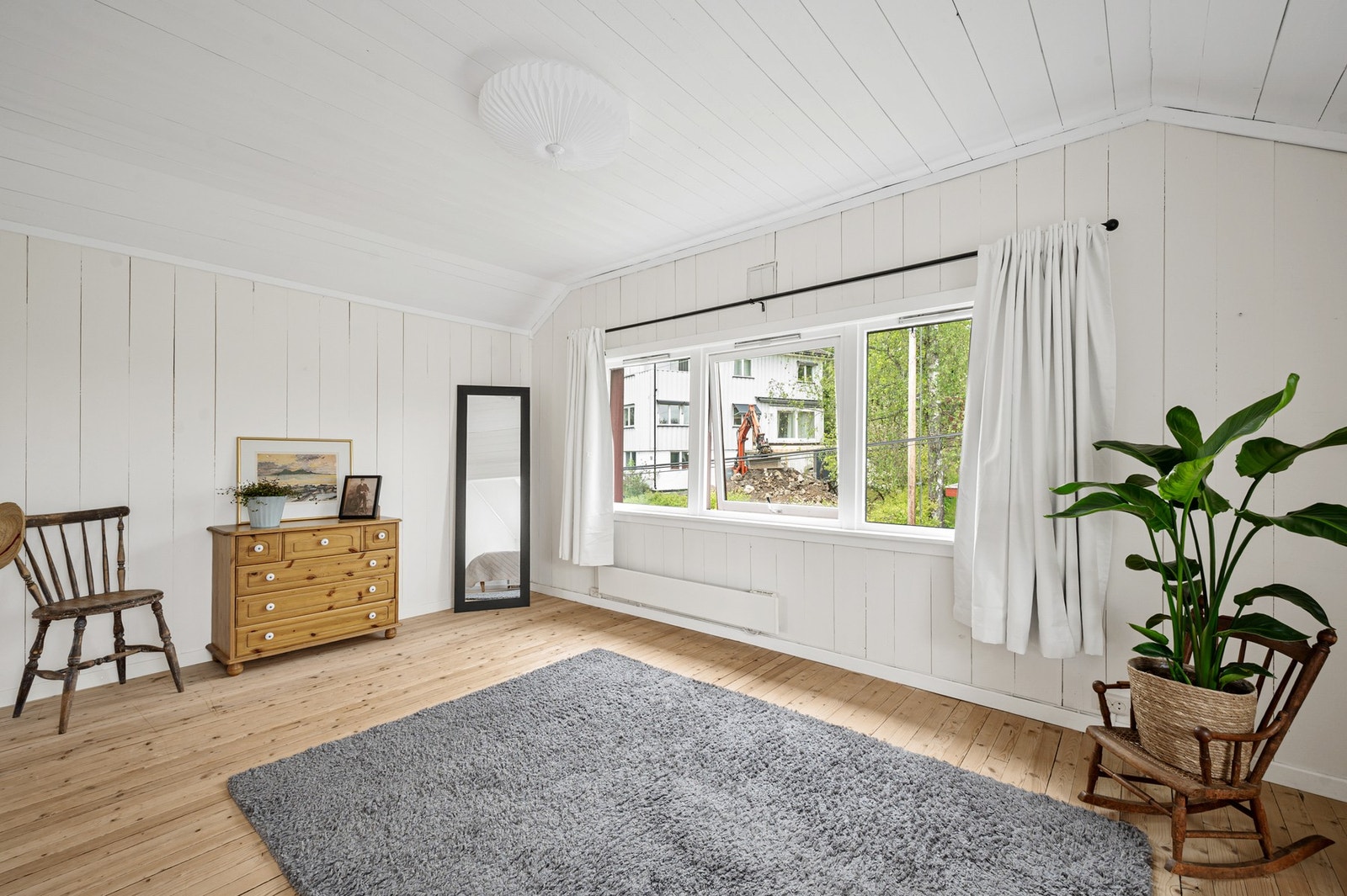 Soverommet er av god størrelse med plass til dobbeltseng og skrivebord ved behov. Galleribilde