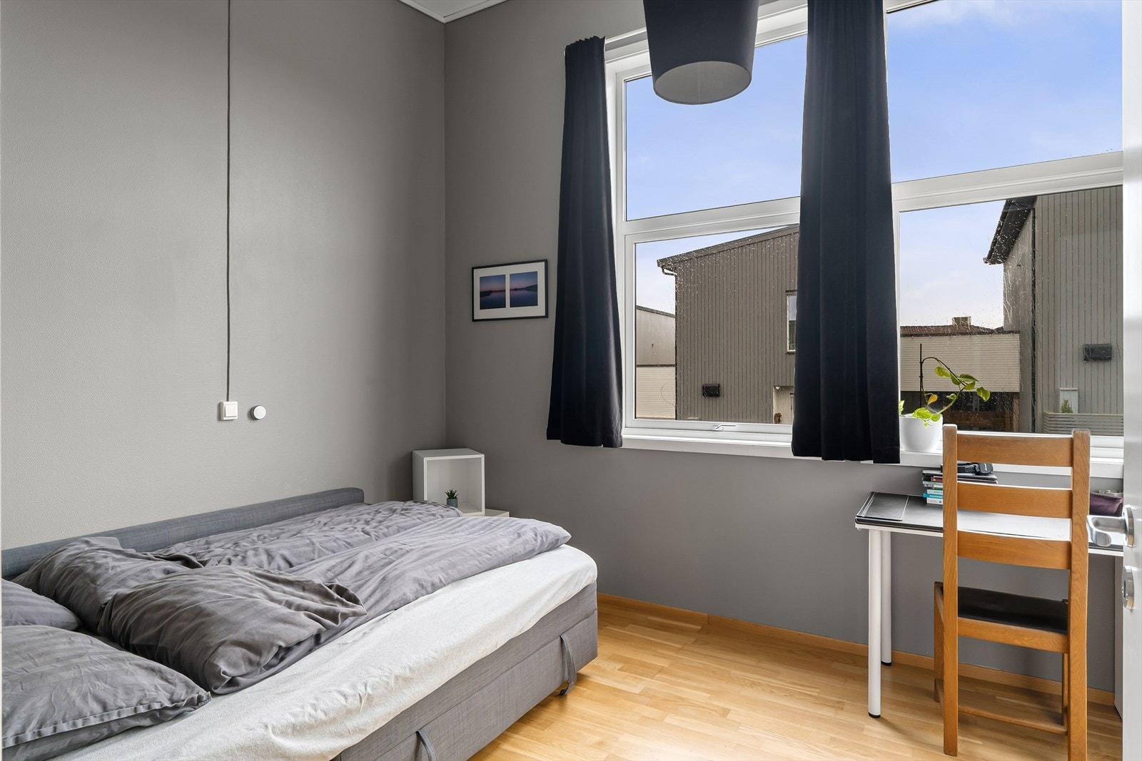 Det ene soverommet har utgang til en egen balkong på 2 m². Galleribilde