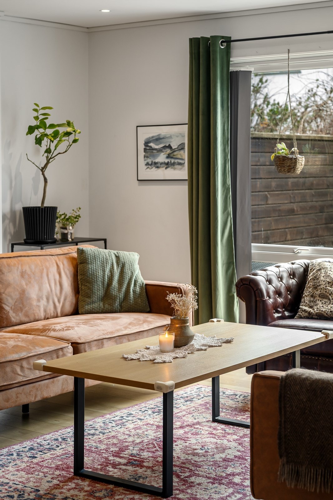 Fra stuen er det direkte utgang til den store terrassen og det skjermede uteområdet. Galleribilde