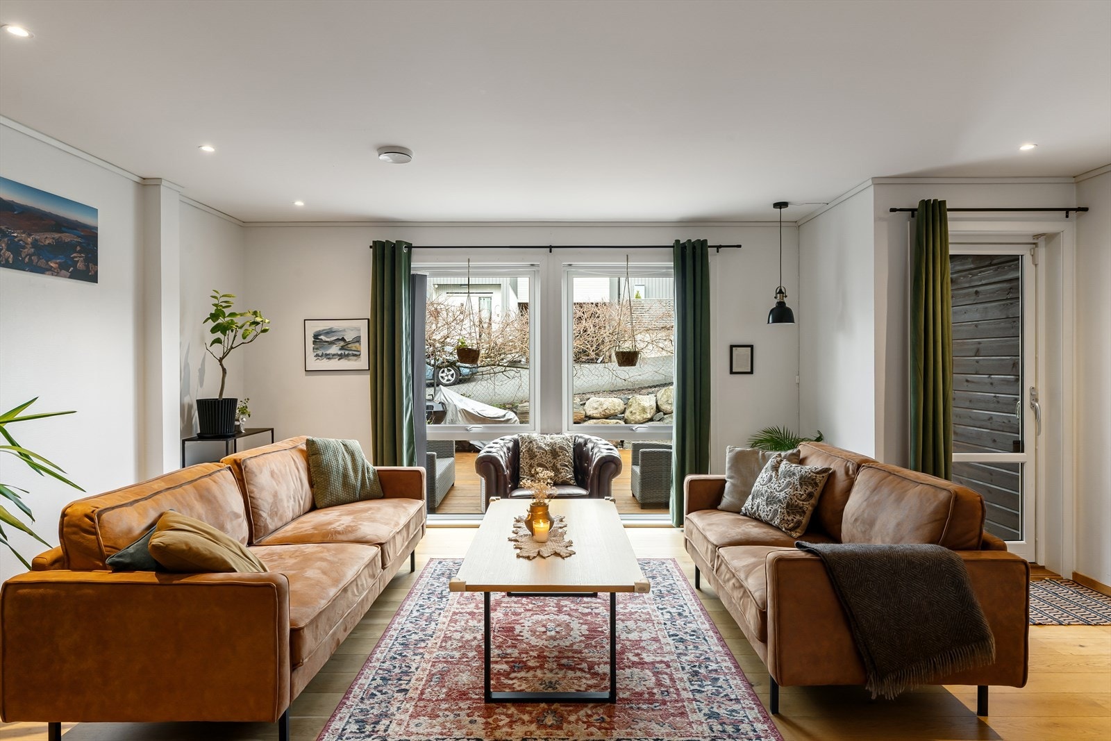 Store vinduene mot hagen Galleribilde