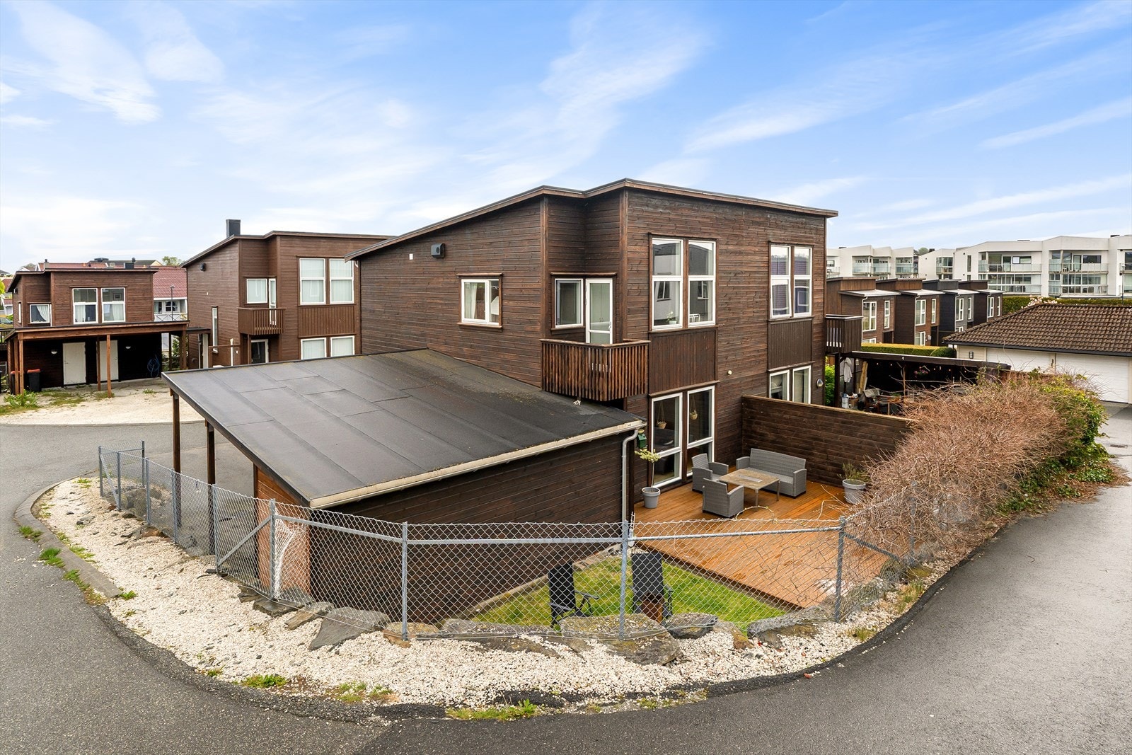 Som endebolig har eiendommen et skjermet og romslig uteområde med en stor terrasse på 34 m². Galleribilde