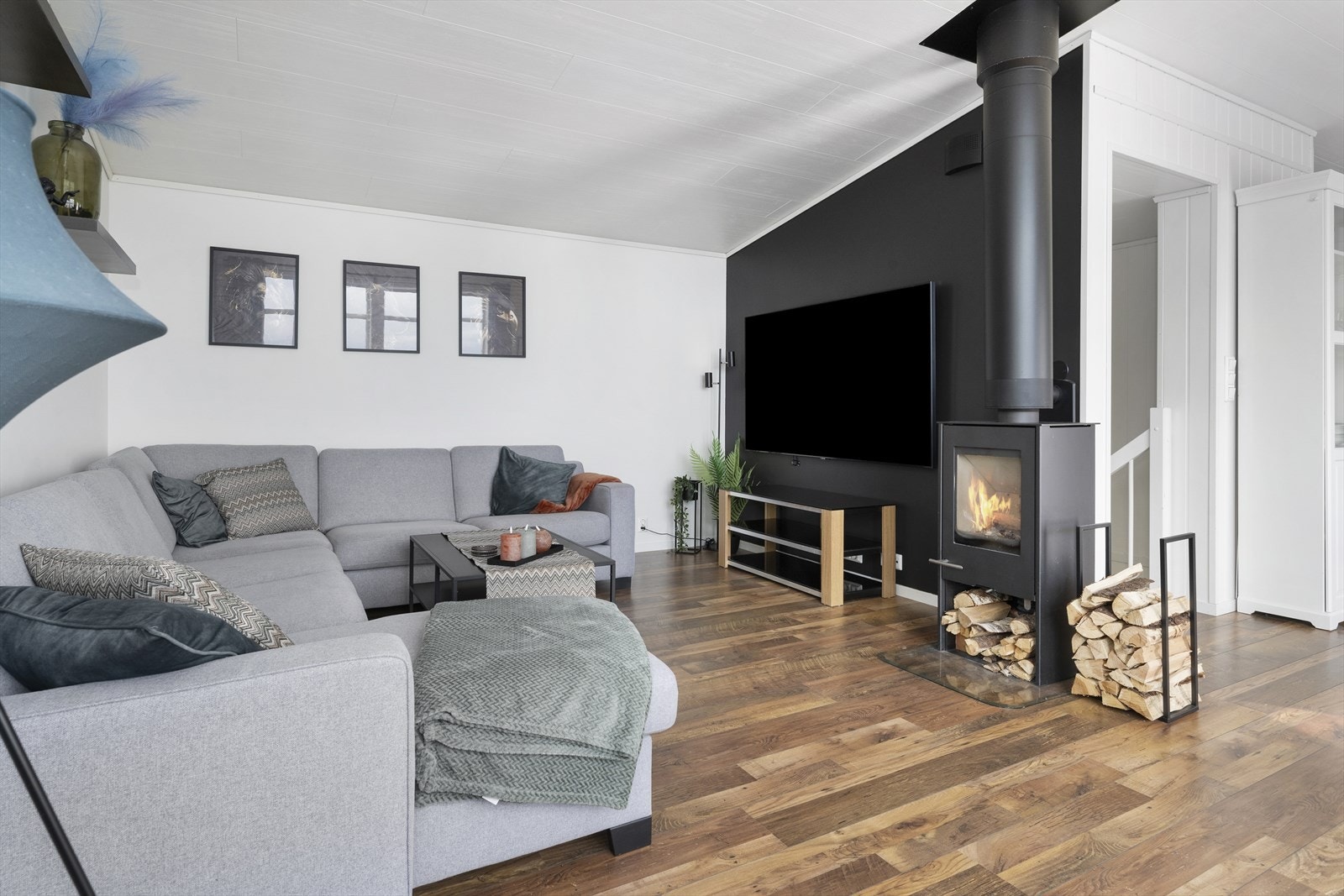 - Stuen har en vedovn for ekstra varme og hygge - Galleribilde