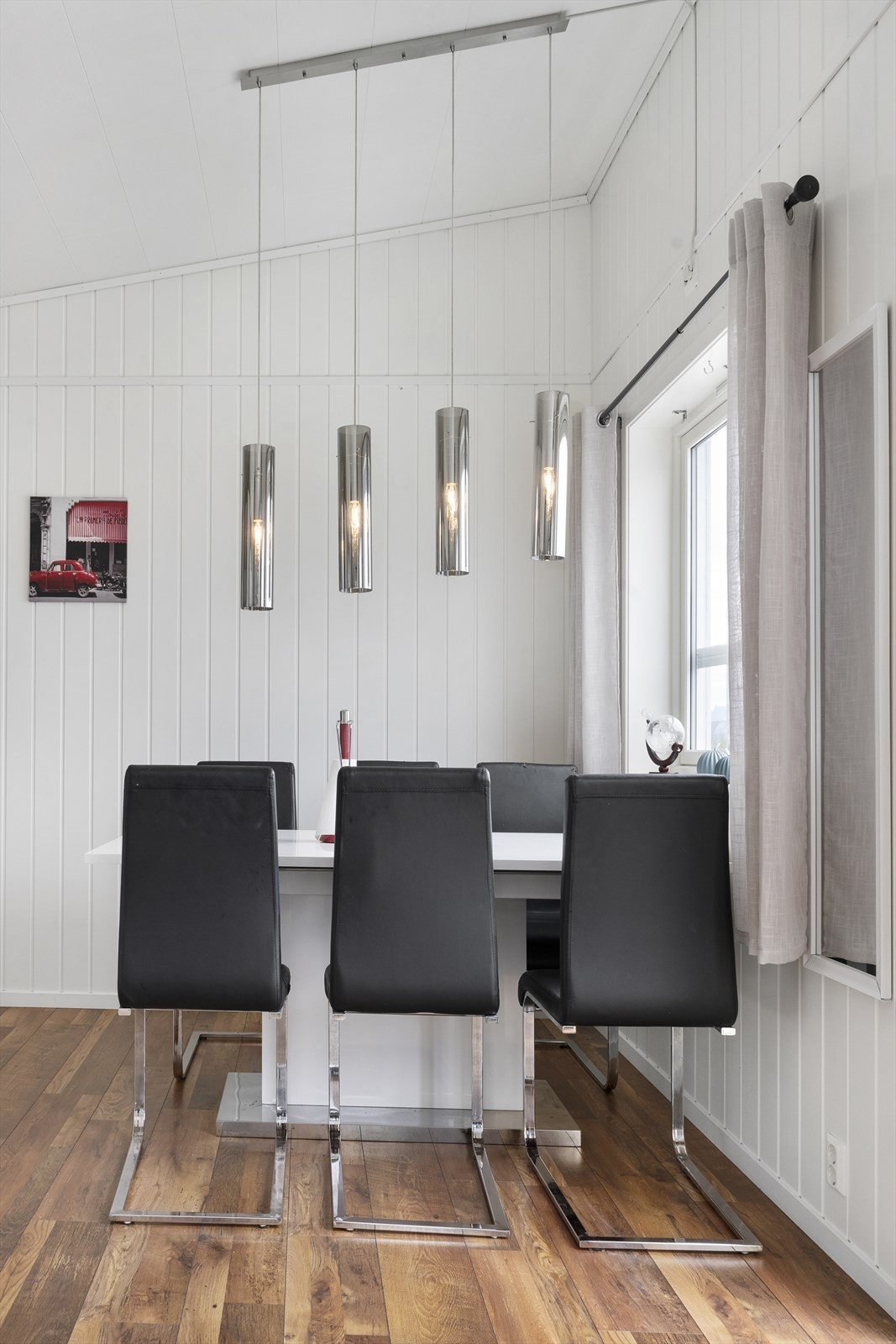- Fra spisestue er det direkte utgang til altan - Galleribilde