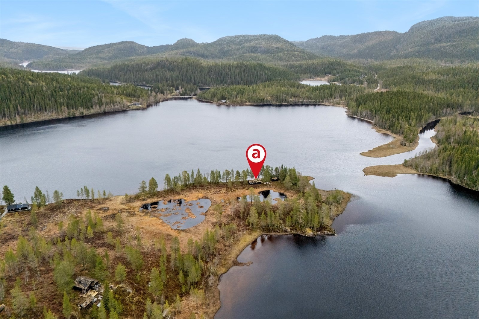 Vesteråvatnet - Tømmerhytte med unik beliggenhet ytterst på en odde. Flott utgangspunkt for jakt,
fiske og friluftsliv. Galleribilde