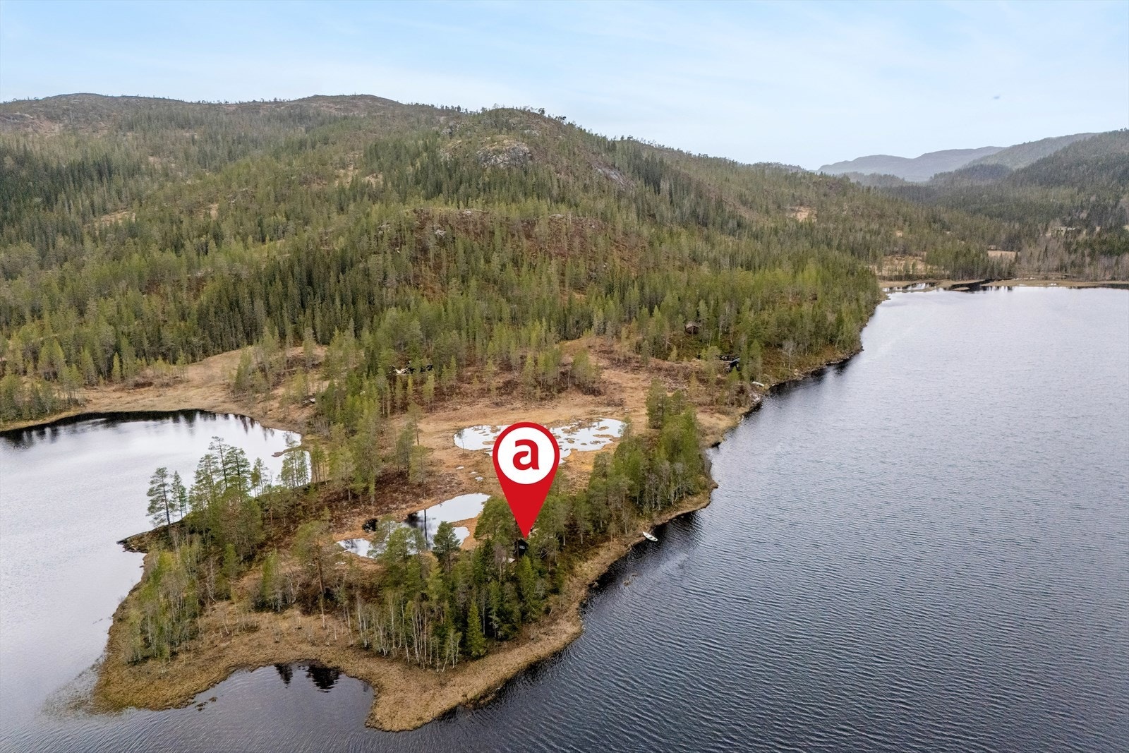 Vesteråvatnet - Tømmerhytte med unik beliggenhet ytterst på en odde. Flott utgangspunkt for jakt,
fiske og friluftsliv. Galleribilde