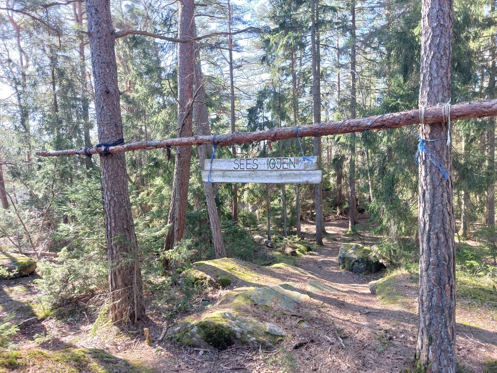 Boligen ligger i naturskjønne omgivelser med kort vei til fine turmuligheter i skogen som ved sjøen. Galleribilde