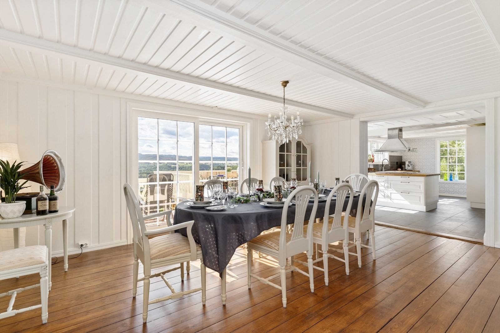 Spisestua ligger i praktisk tilknytning til kjøkkenet. Her er det rom for langbord med plass til hele familien.
Fra spisestua er det skyvedør ut til terrassen med den fantastiske utsikten. Den fantastiske utsikten kan også nytes rett fra spisebordet. Galleribilde