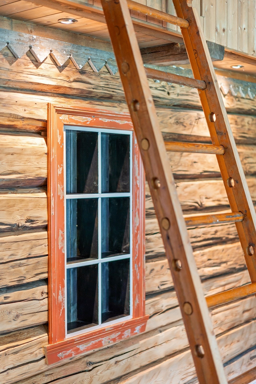 En sjarmerende detalj er den gamle tømmerveggen som er tatt vare på. Galleribilde