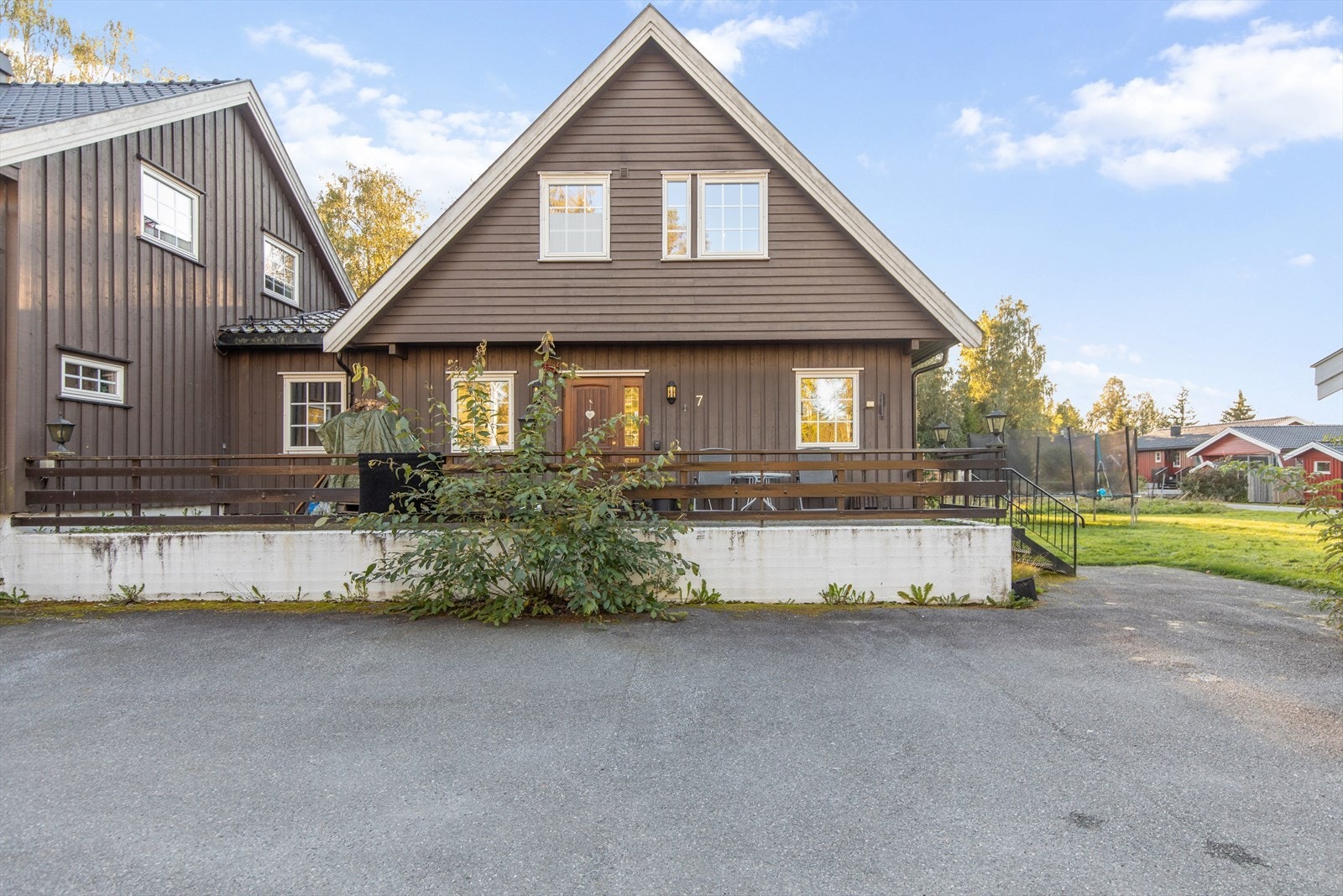 En innholdsrik og veletablert del av en tomannsbolig over tre plan, med stor hage og flere uteplasser. Galleribilde