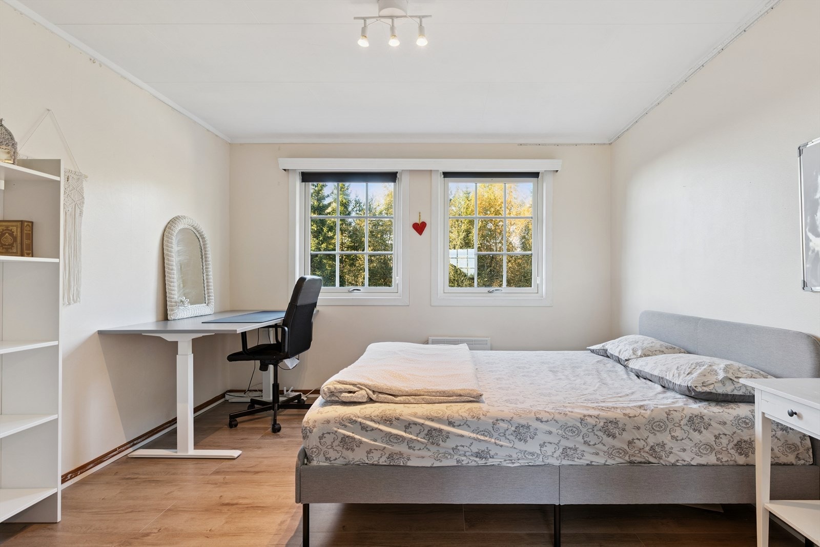 Boligens andre soverom på denne etasjen er lyst og romslig, med plass til seng og skrivepult. Galleribilde