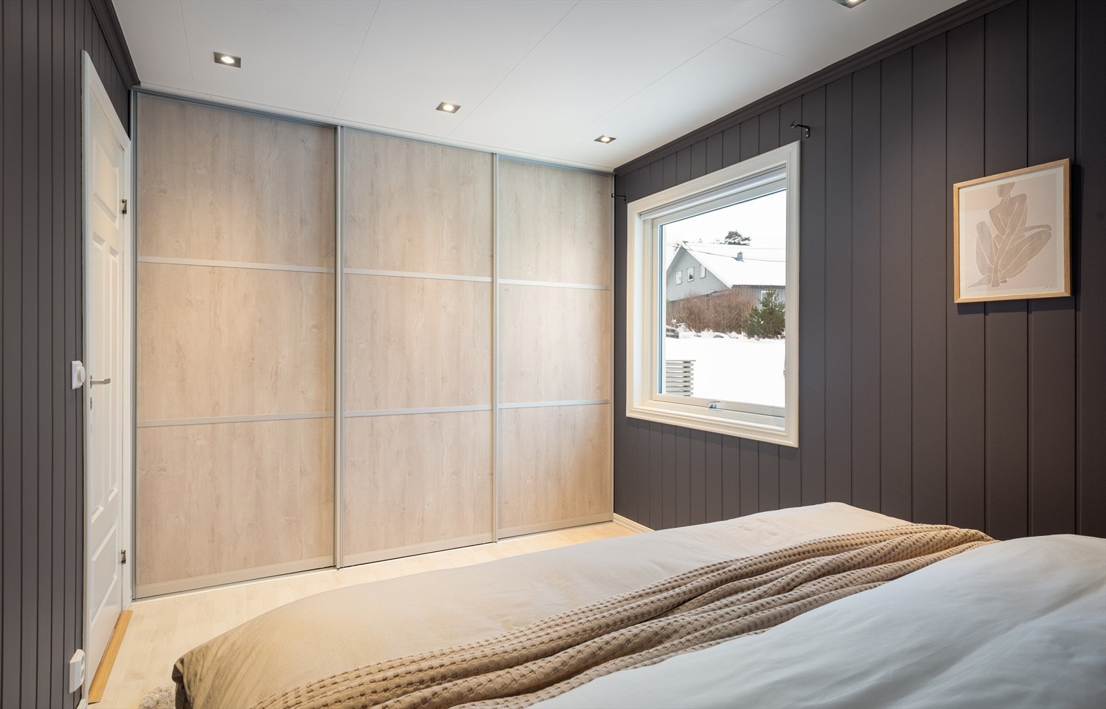 En stor skyvedørsgarderobe gir rikelig med oppbevaringsplass på hovedsoverommet. Galleribilde