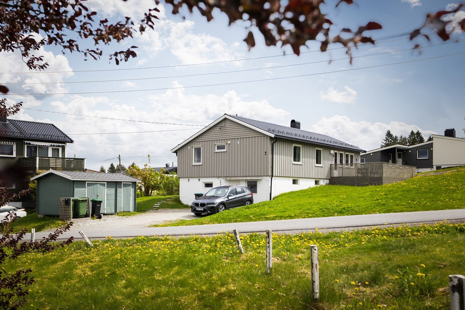 På tomten er det også en frittstående bod på 14 m² for ekstra lagring. Galleribilde