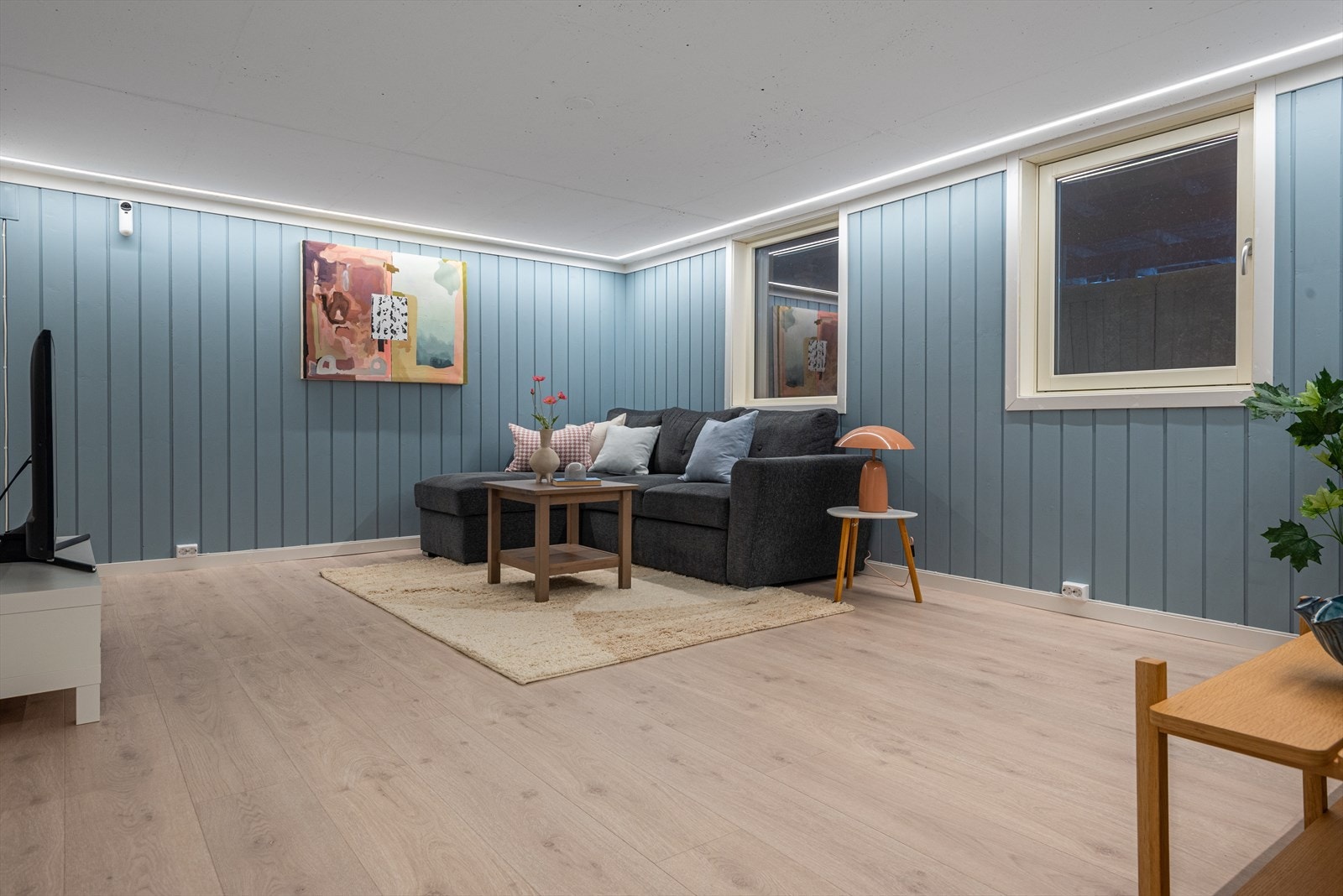 Kjelleren har et innredet rom som gir ekstra plass og fleksible bruksmuligheter, for eksempel som TV-stue. Galleribilde