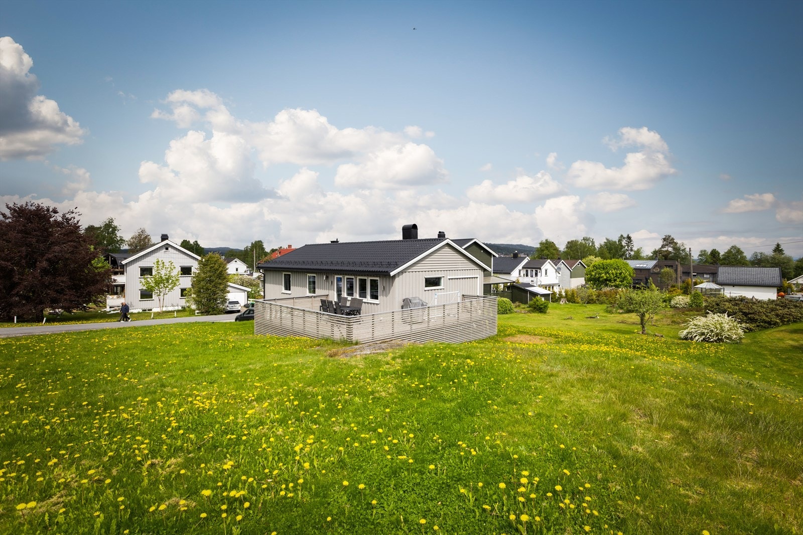 En stor og solrik eiendom med en velholdt enebolig. Galleribilde