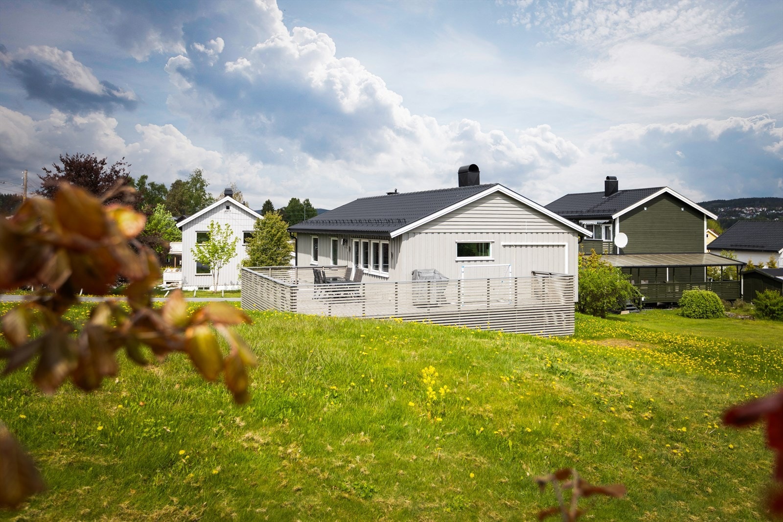 Eneboligen ligger i et veletablert og rolig nabolag på Skedsmokorset. Galleribilde