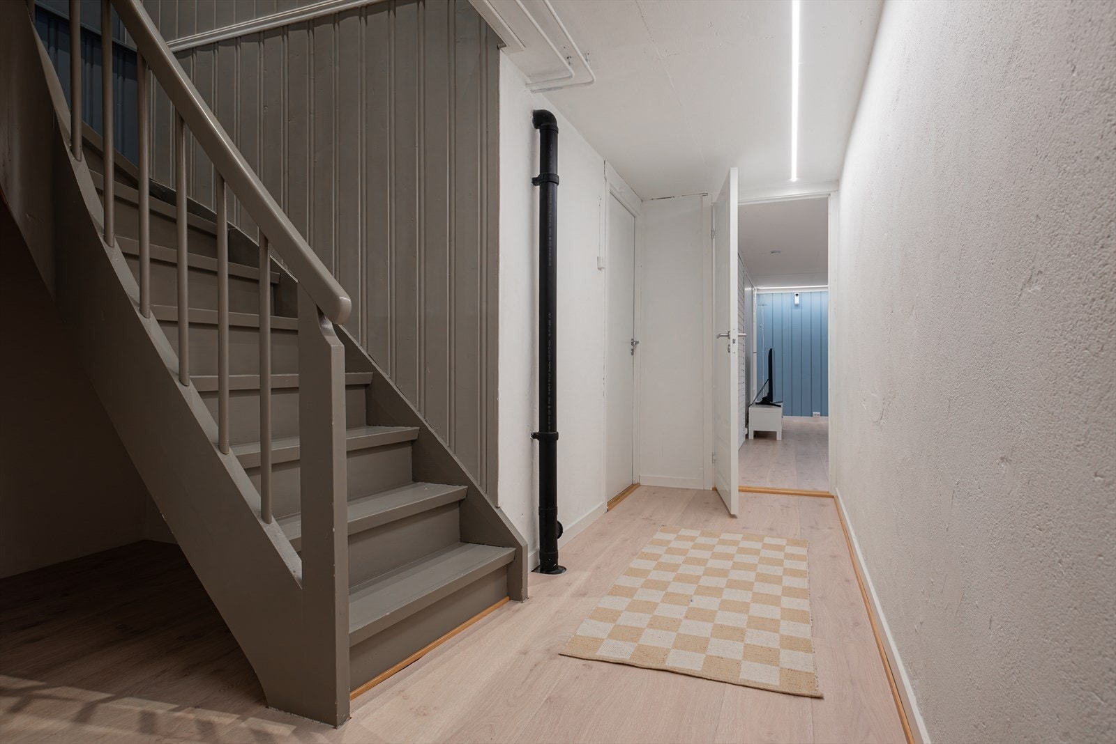 Ankomst til kjelleretasjen via den innvendige trappen. Galleribilde
