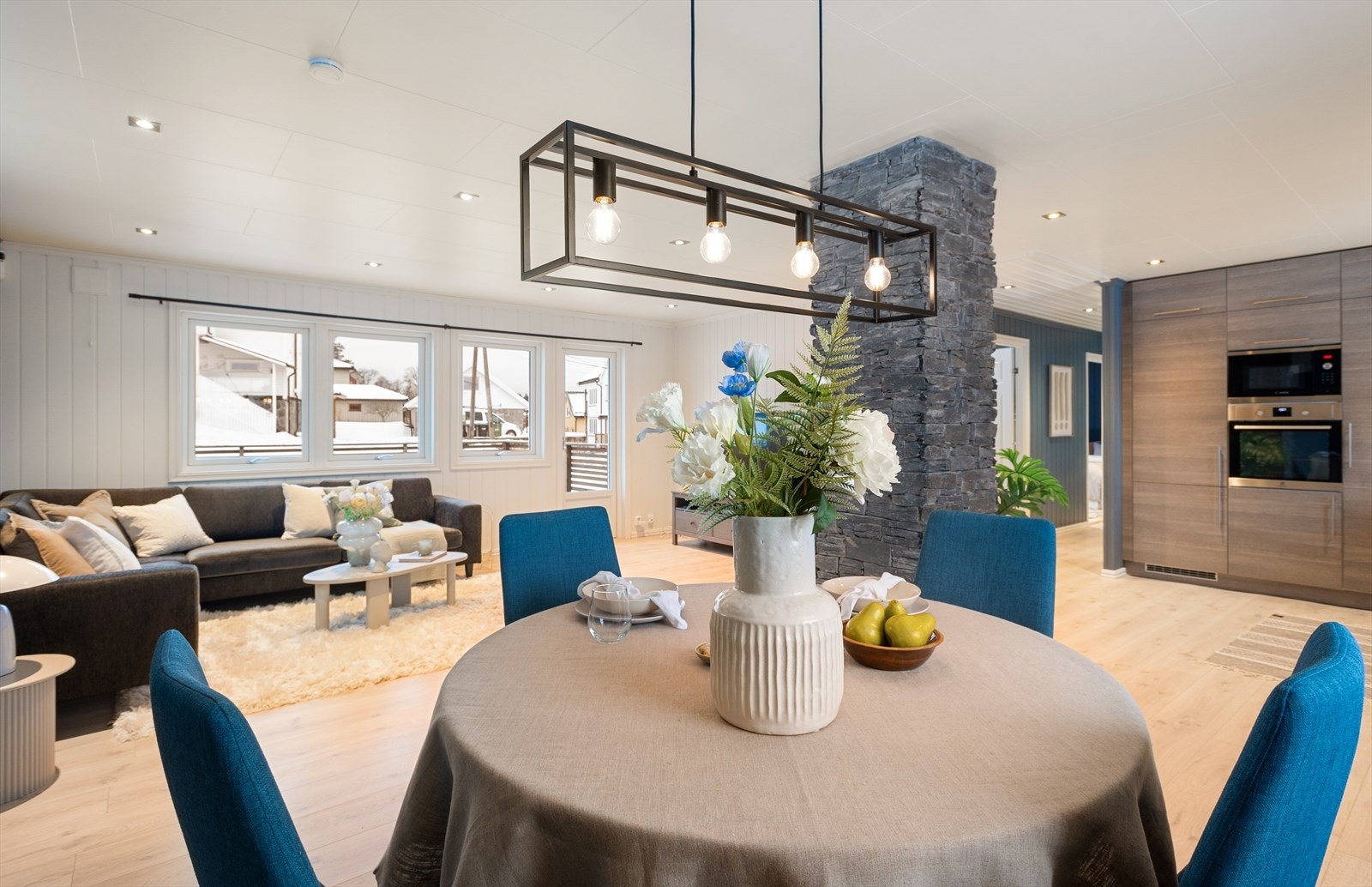 Den åpne løsningen gir god plass til en egen spiseplass for hyggelige måltider. Galleribilde