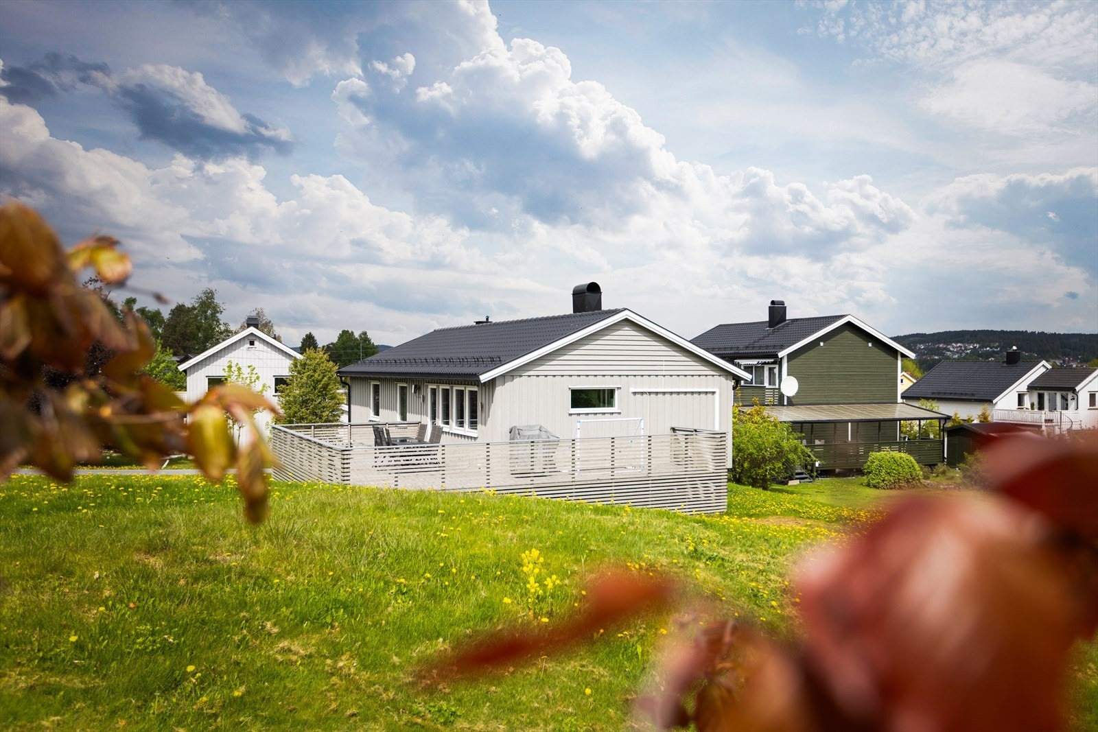 Boligen har en fin plassering på tomten med gode lysforhold. Galleribilde