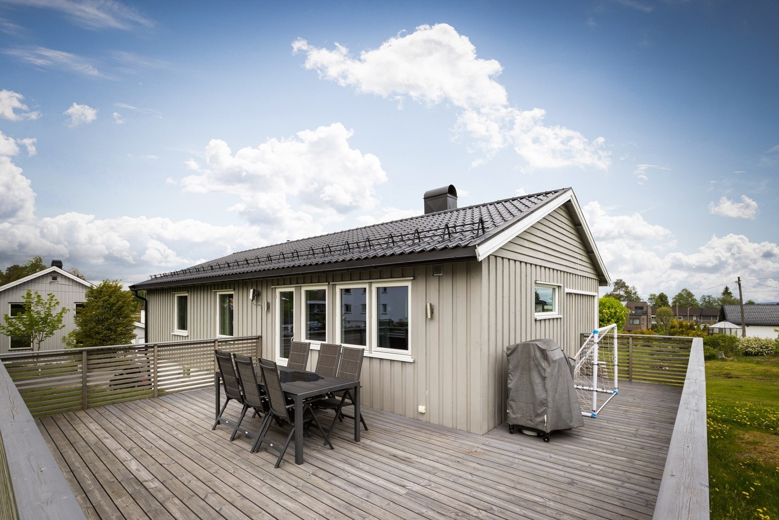 Den store terrassen er bygget i treverk og har god plass til utemøbler. Galleribilde