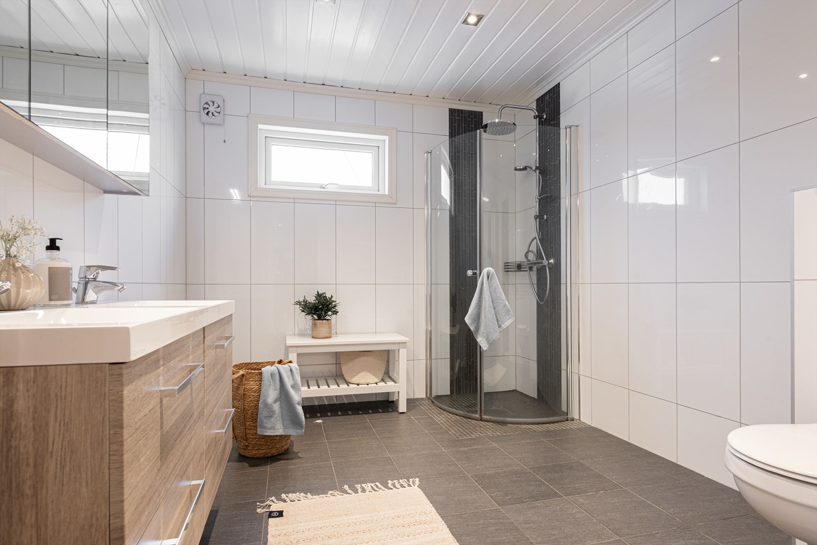Badet i første etasje ble oppgradert i 2015, med flislagt gulv og elektriske varmekabler. Galleribilde