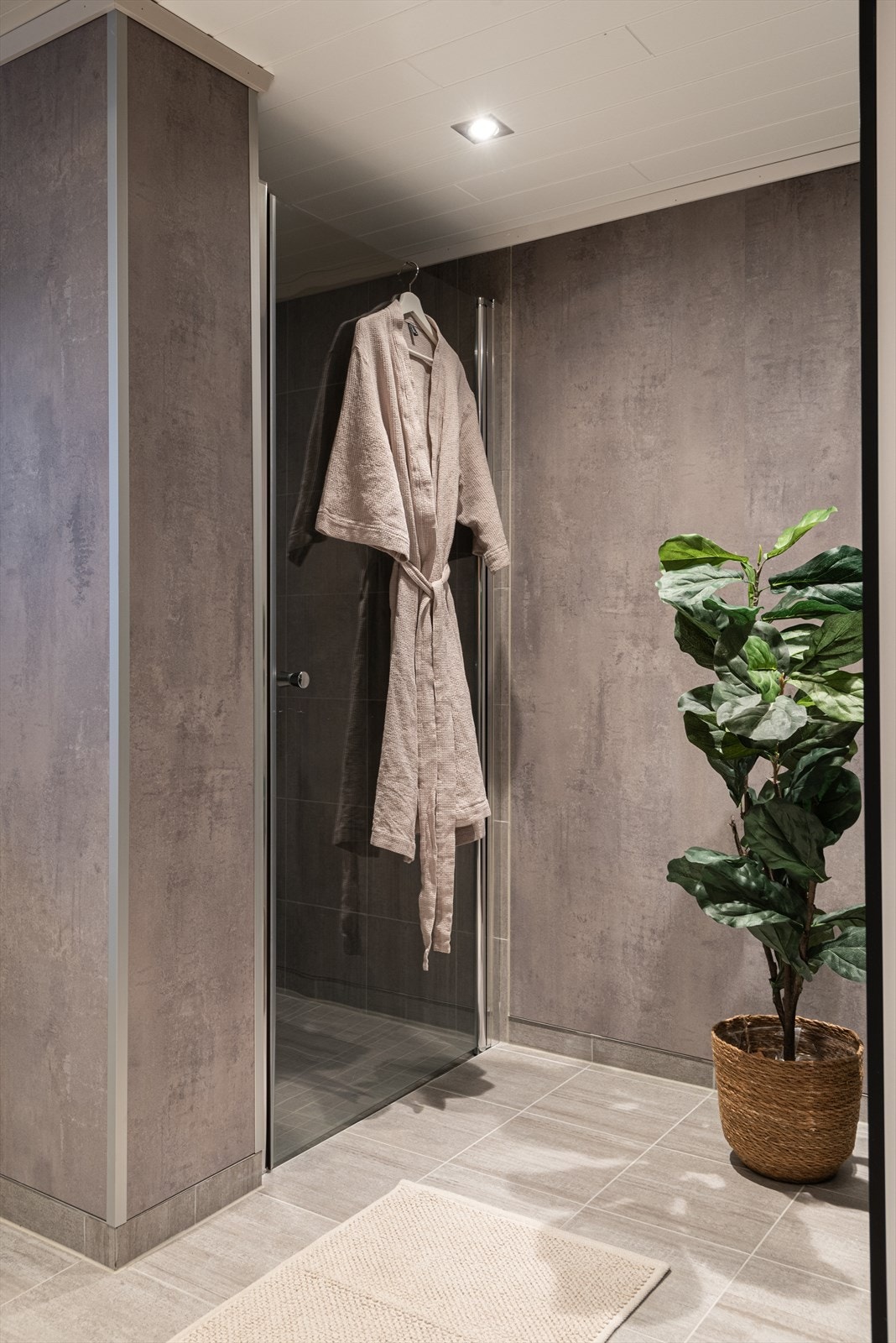 Badet har et praktisk dusjhjørne med glassdør. Galleribilde
