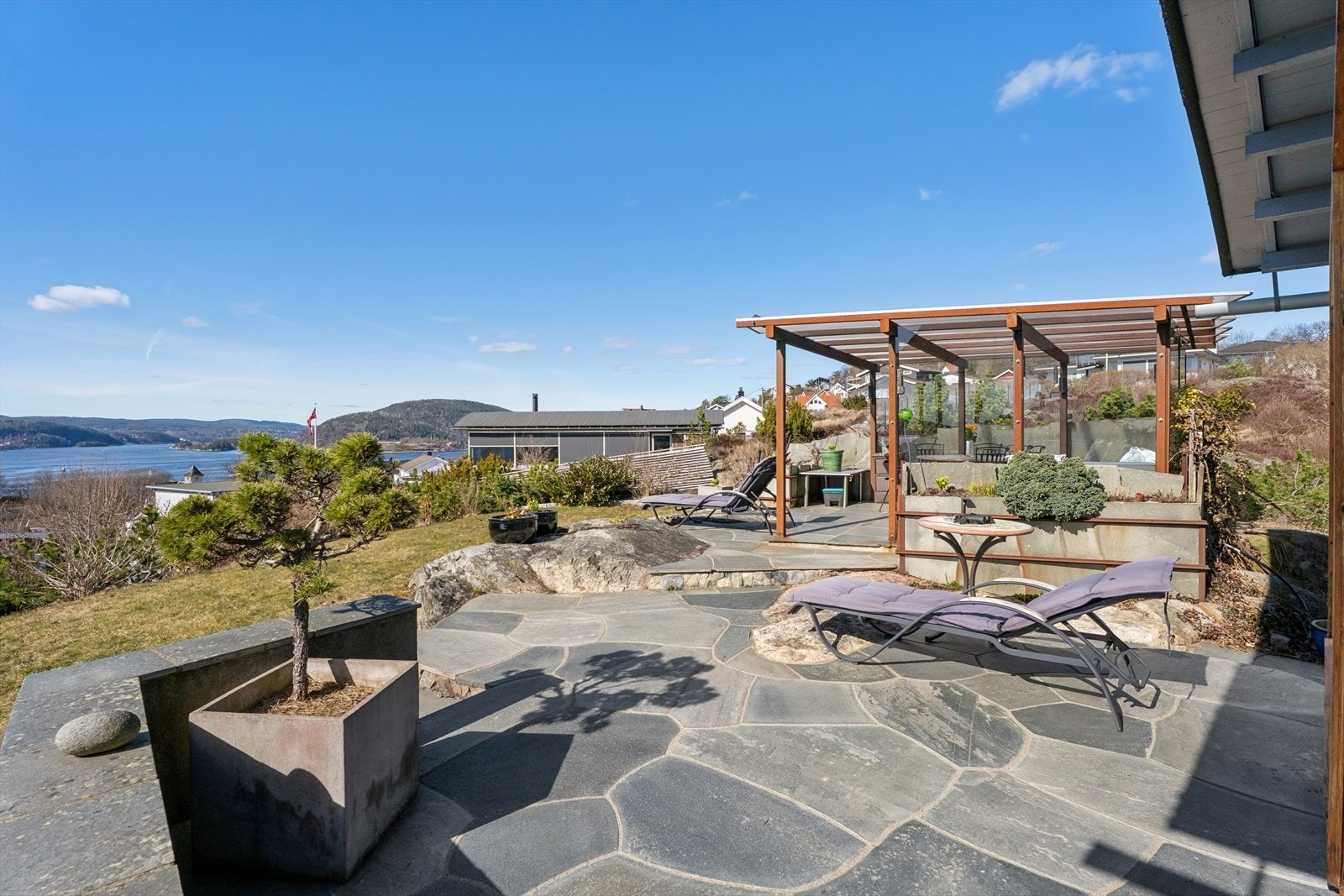 Utenfor stuen er det terrasse og bed belagt med skifer. Galleribilde
