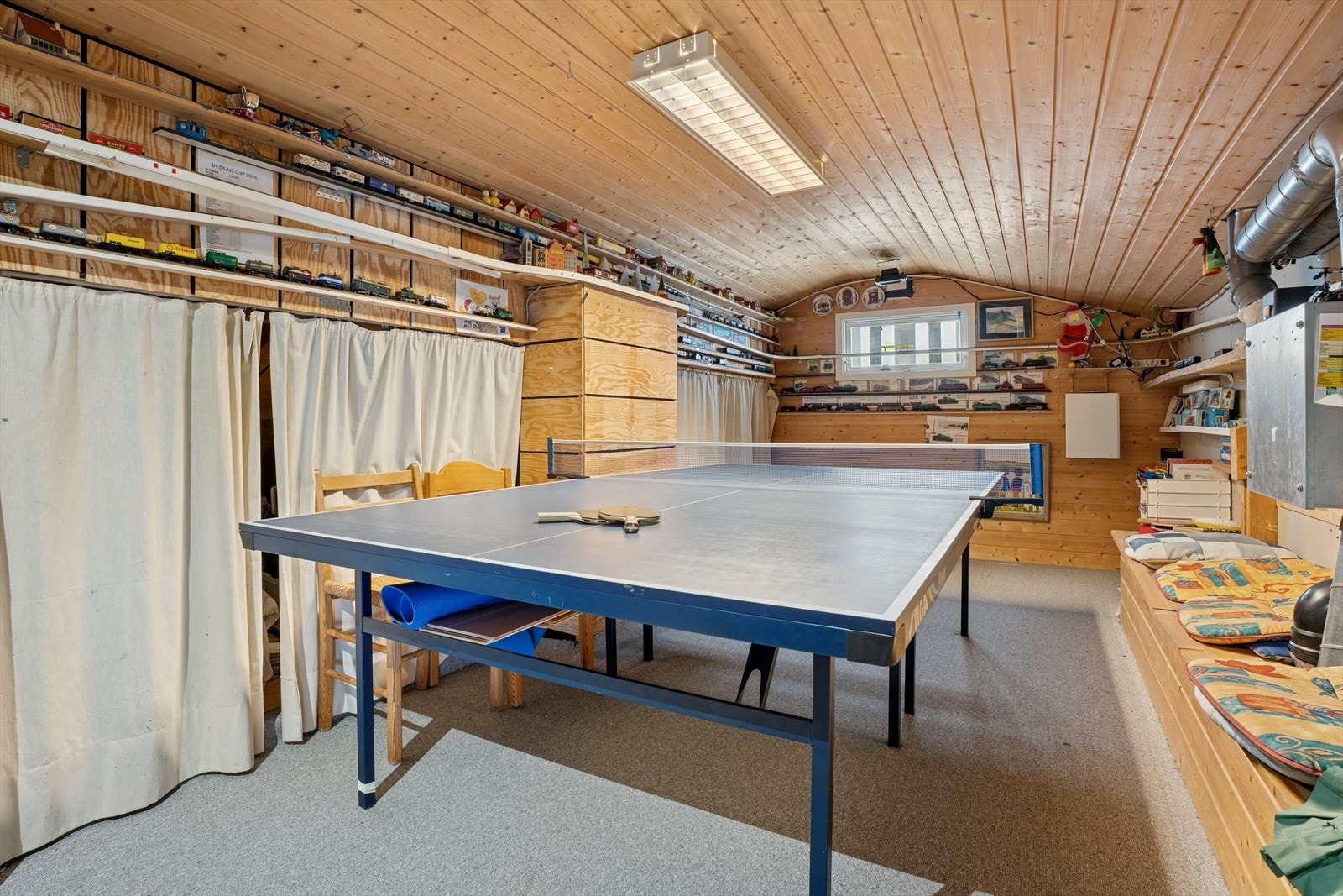 Innredet rom på loft. Her har man også godt med lagringsplass innunder skråtaket. Galleribilde