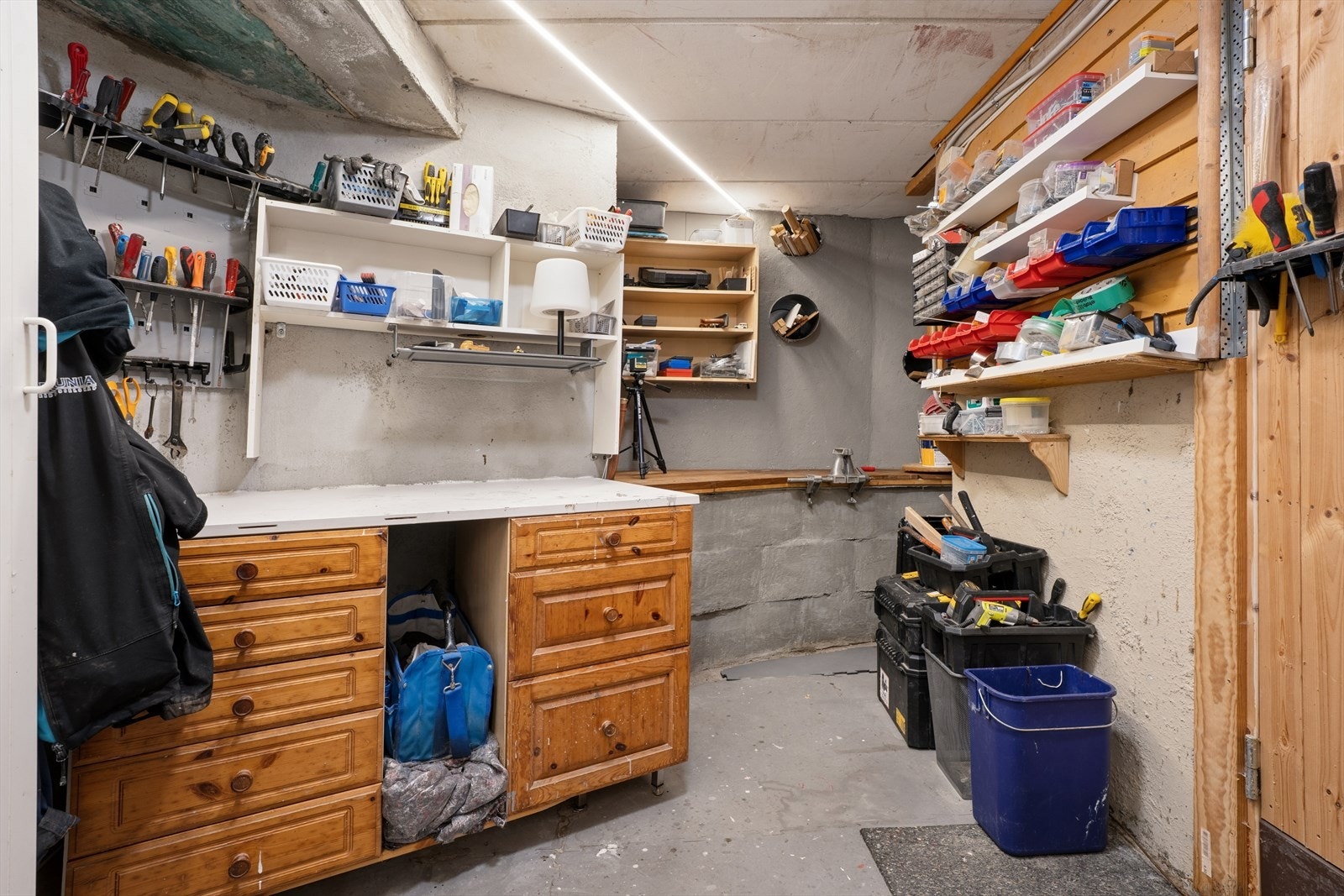 Meget god plass for hobby og oppbevaring i huset Galleribilde