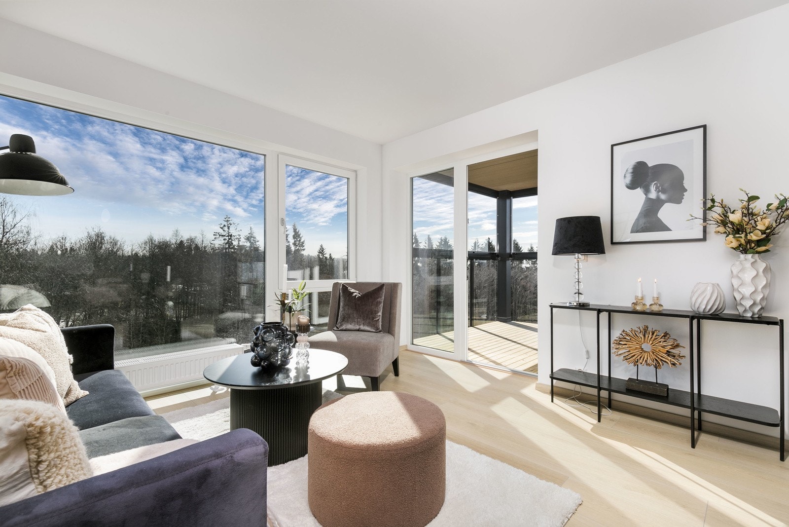 Leiligheten har en gjennomført høy standard, med 1-stavs lys laminat på gulv og listfrie vindussmyg. Galleribilde