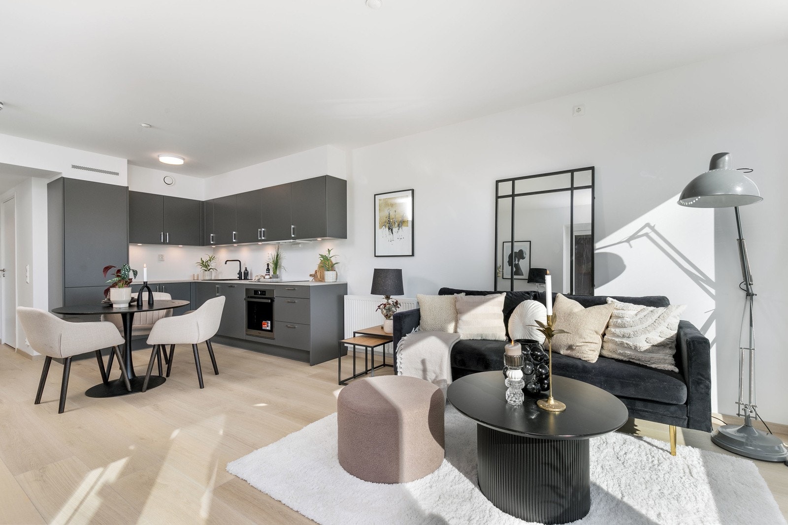 Leiligheten har oppvarming med vannbåren varme via radiatorer, samt balansert ventilasjon med varmegjenvinning. En meget energieffektiv bolig! Galleribilde