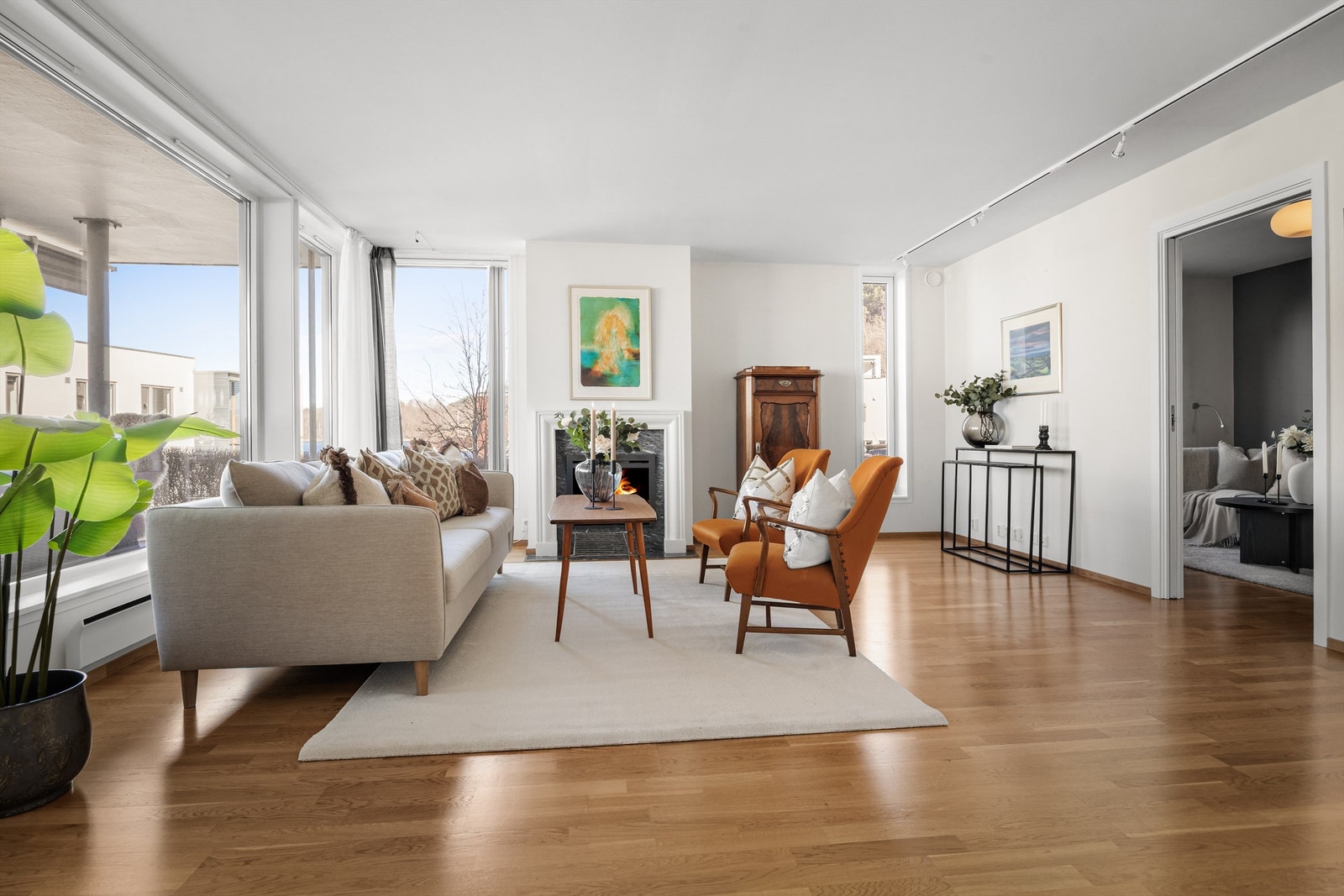 Et samlingspunkt for hele familien, med god plass til både sofagruppe og spisebord. Galleribilde