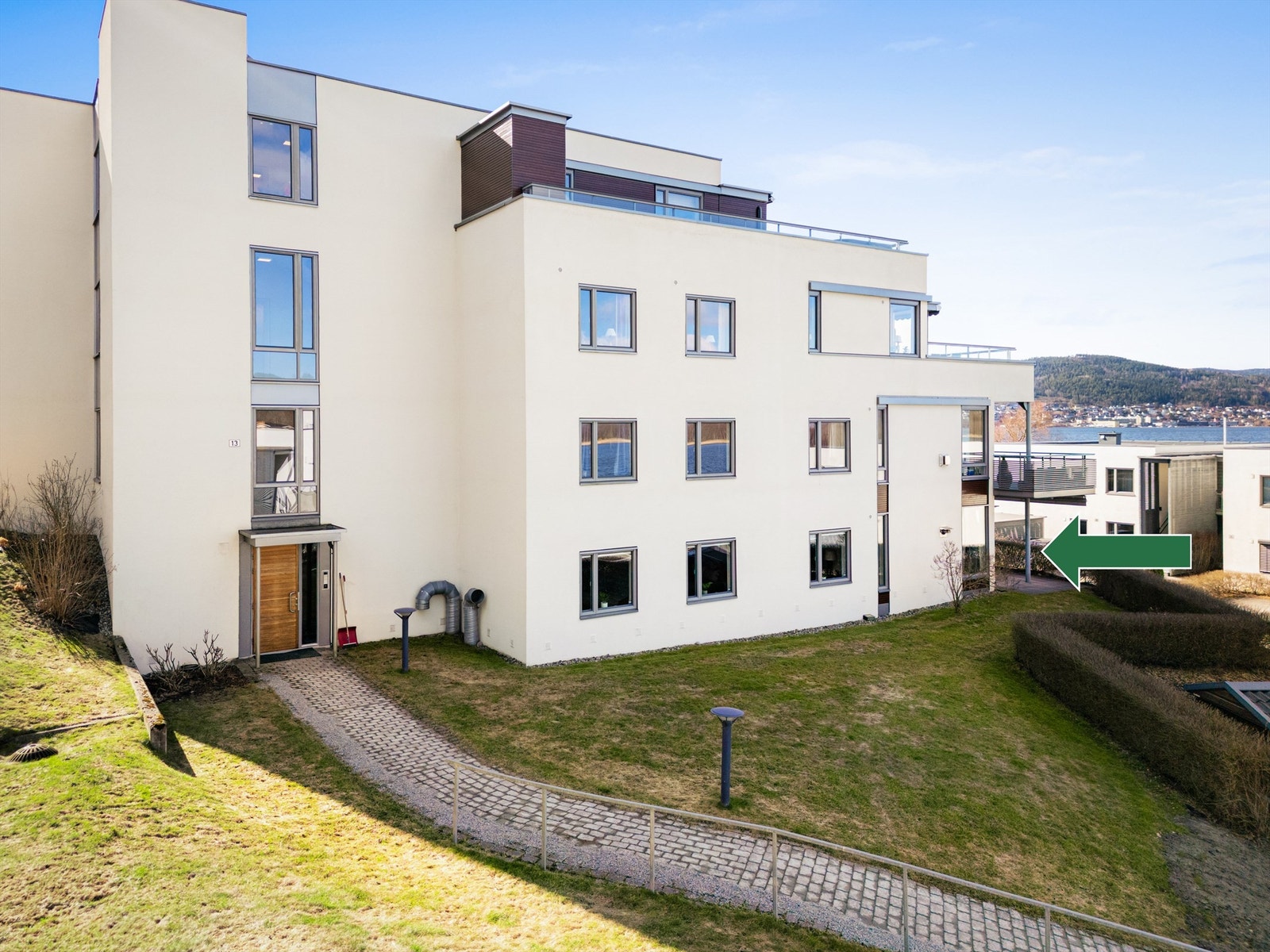 Adkomst til leiligheten skjer via felles trappegang med heis og callinganlegg. Galleribilde
