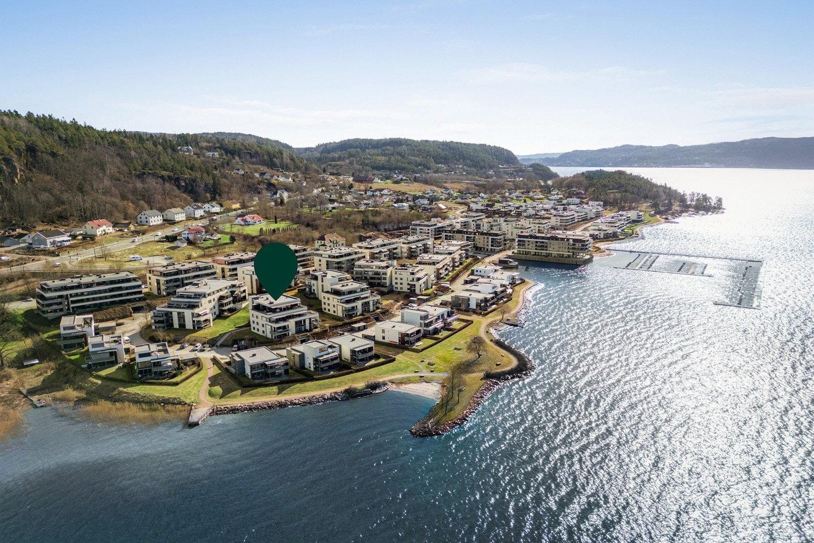 Foto: Stine Jørgensen PrøitzDenne leiligheten ligger i første etasje i et stille og rolig område ved Drammensfjorden (andre linje fra vannet). Galleribilde