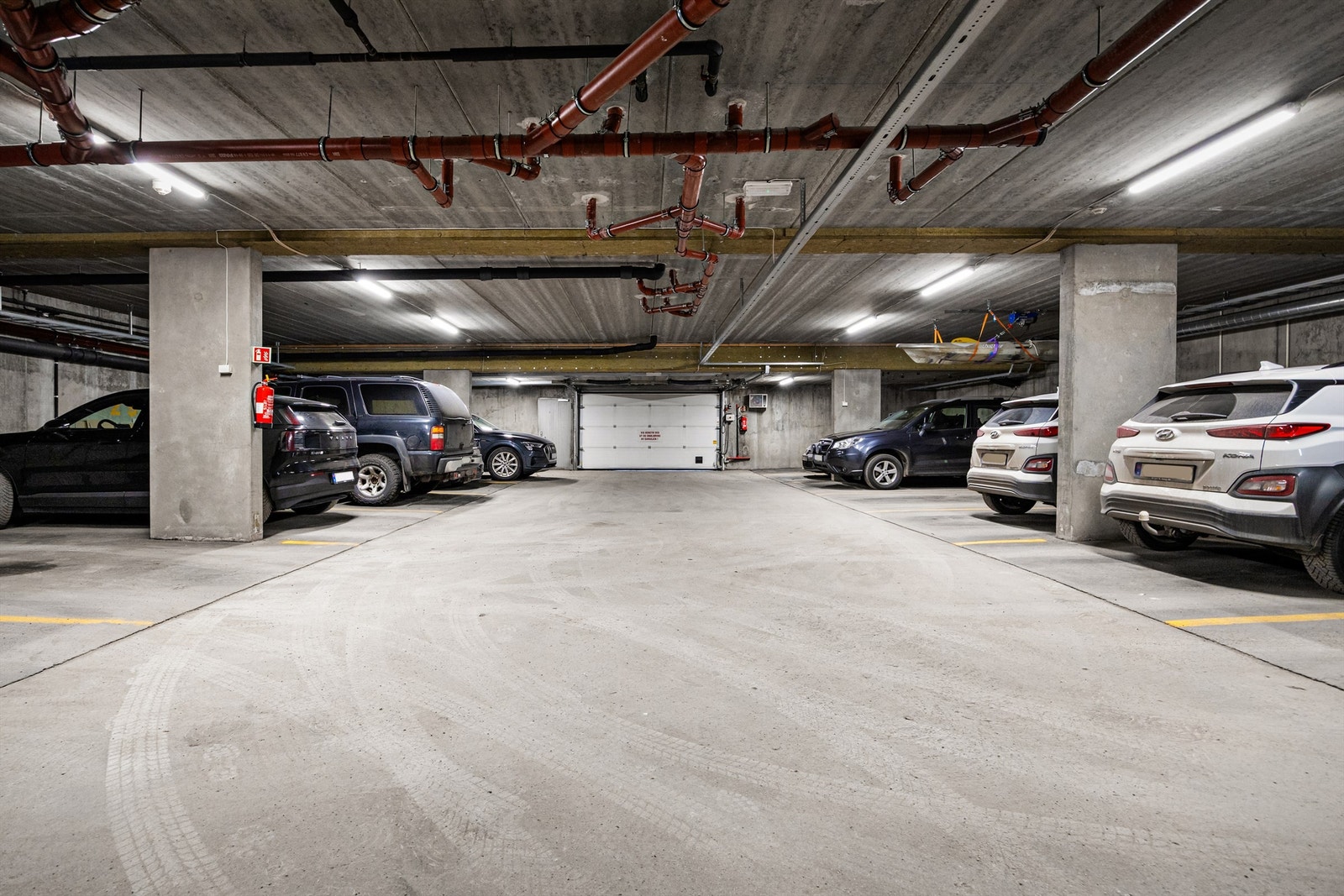 Det medfølger en fast biloppstillingsplass med elbillader i felles garasjekjeller. Galleribilde