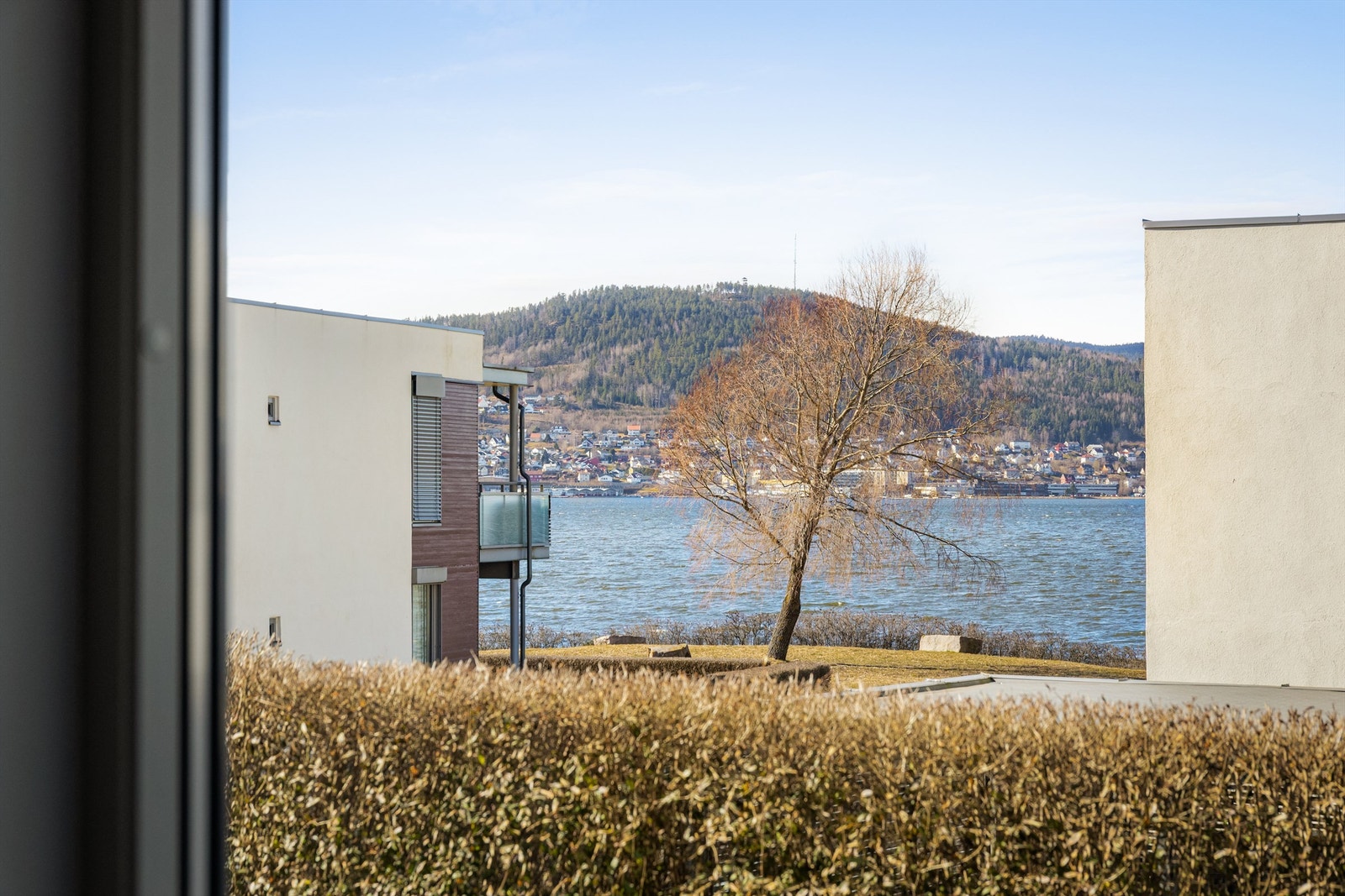 Fra leiligheten har man utsikt mot fjorden og nærområdet. Galleribilde