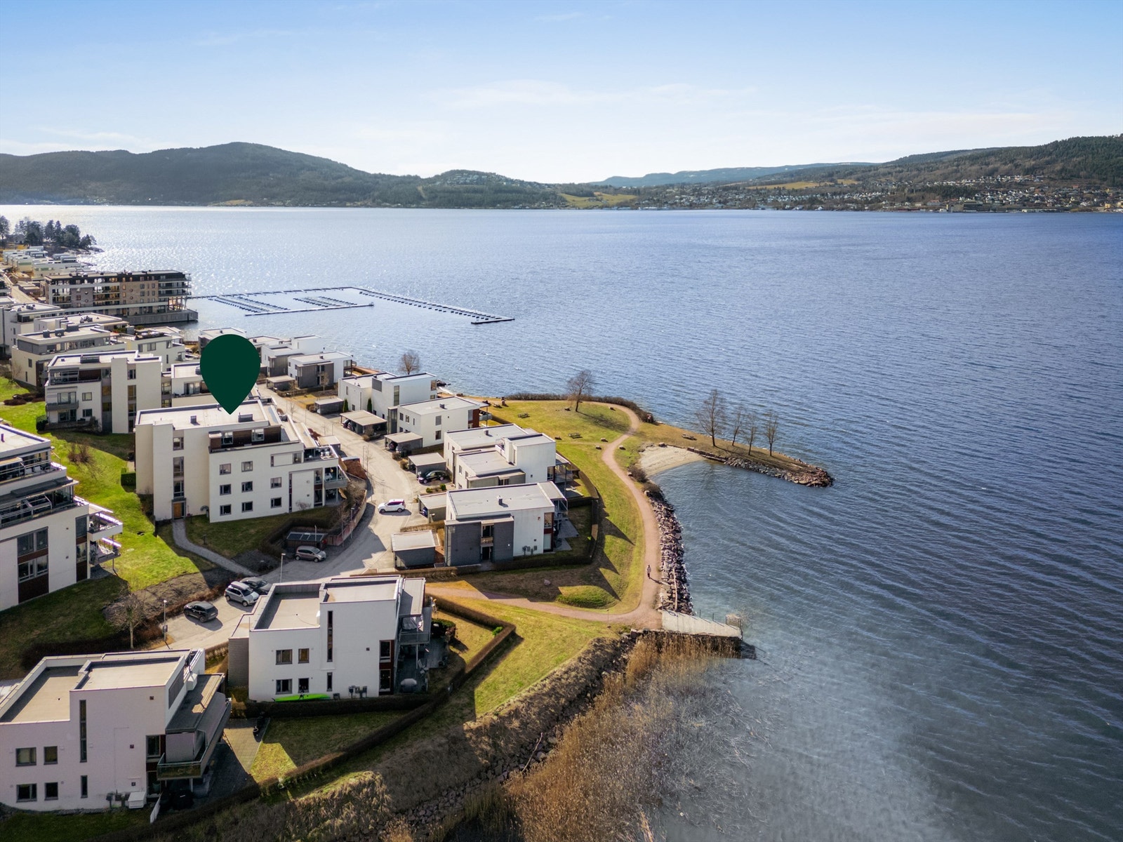 Boligen har en attraktiv beliggenhet i et rolig og etablert boligområde ved fjorden. Galleribilde