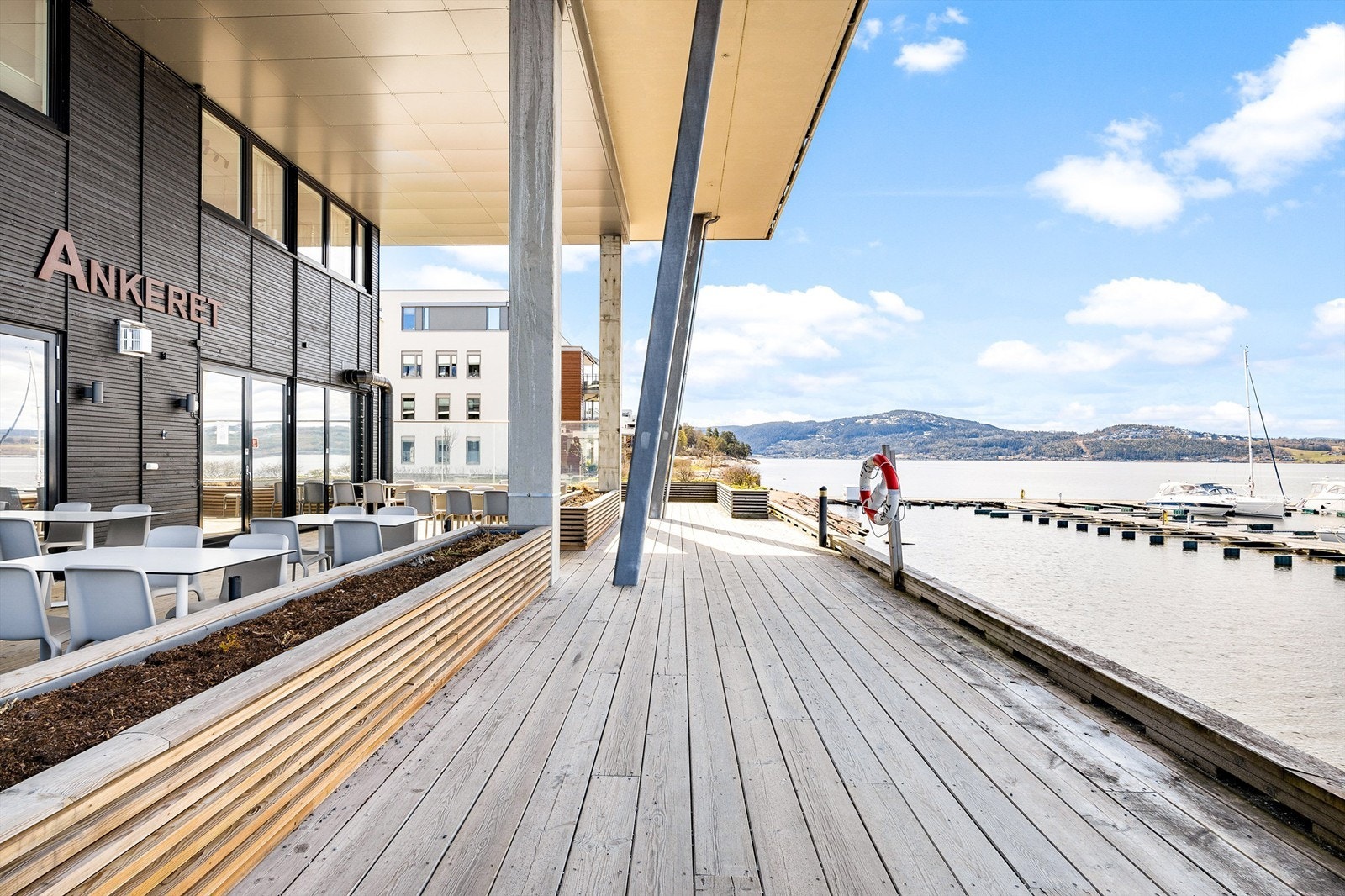 Ankeret restaurant - hyggelig spisested på brygga innen kort gangavstand. Galleribilde