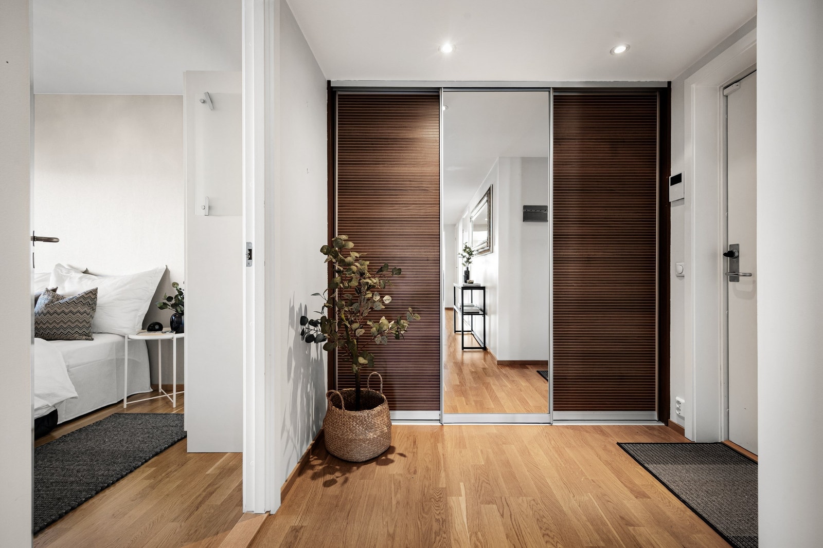 Romslig entré med en stor skyvedørsgarderobe med speilfronter, som gir rikelig med oppbevaringsplass. Galleribilde