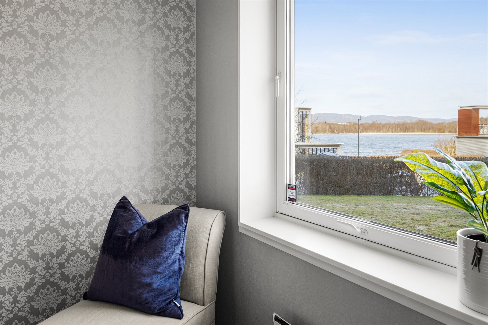 Fra dette rommet er det fin utsikt mot fellesområdene og fjorden. Galleribilde