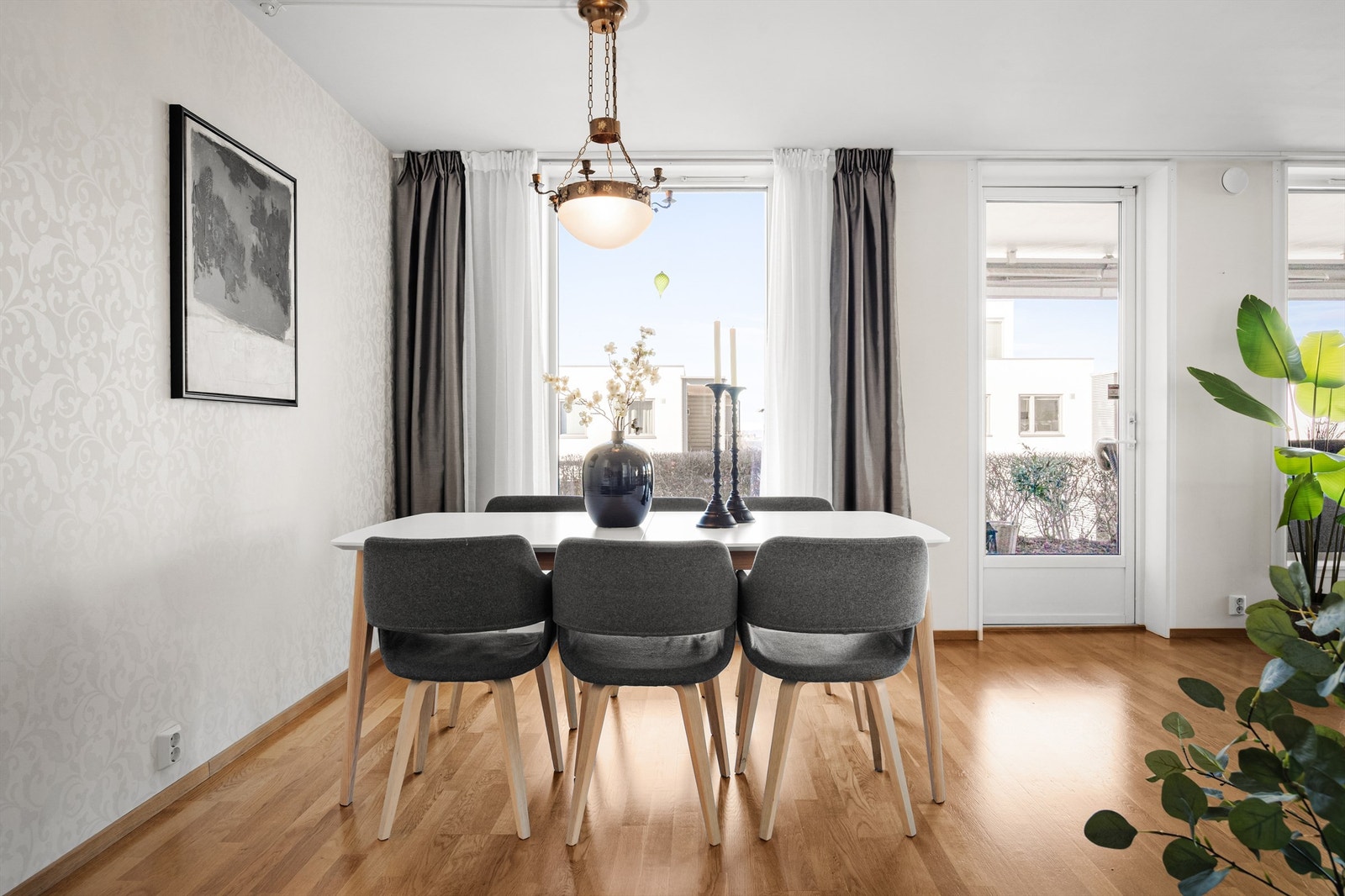 Store vindusflater gir godt med dagslys til spiseplassen. Galleribilde