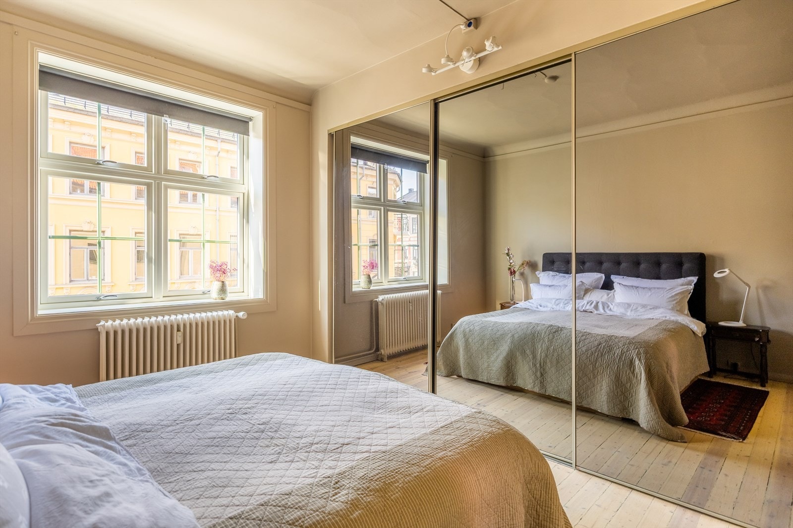 Godt med oppbevaringsmuligheter i stor takhøy skyvedørsgarderobe Galleribilde