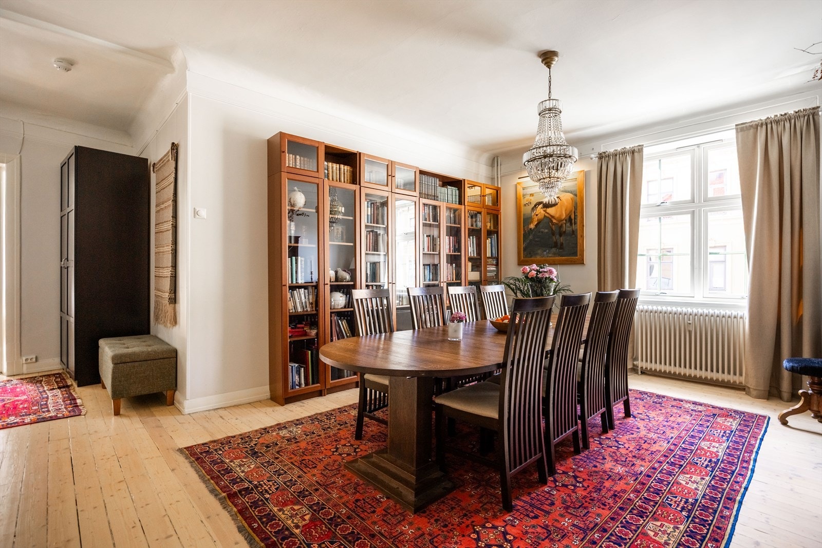 Videre inn i boligen får du en flott spisestue. Perfekt for sosiale sammenkomster Galleribilde