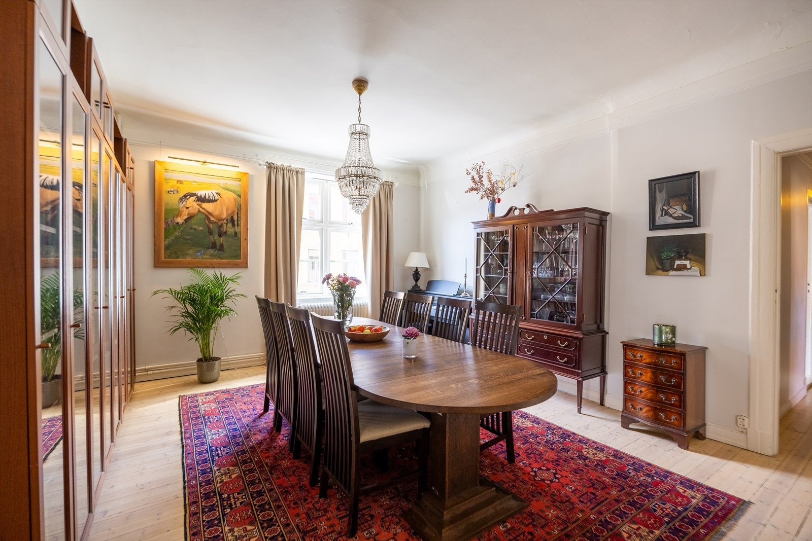 Her har du god plass til å samle hele familien til et hyggelig måltid. Leiligheten oppvarmes med radiator via fellesanlegg Galleribilde