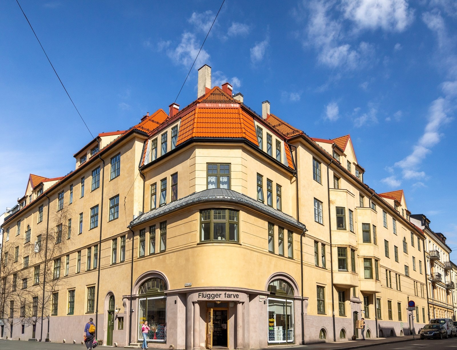 Fasade. Leiligheten ligger i en klassisk og velholdt bygård beliggende tilbaketrukket i rolig gate, men med umiddelbar nærhet til alle områdets fasiliteter Galleribilde