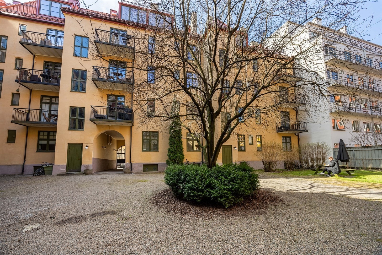 Hygglig veldstelt bakgård Galleribilde
