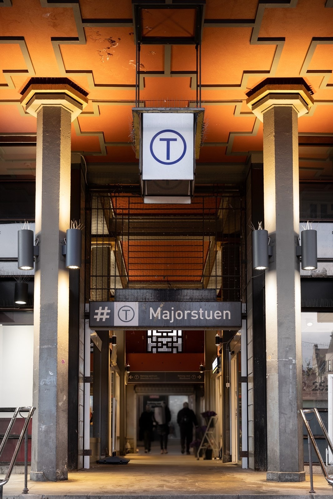 Majorstuen T-bane hvor alle linjer passerer. Ca 9 minutters gange fra leiligheten Galleribilde