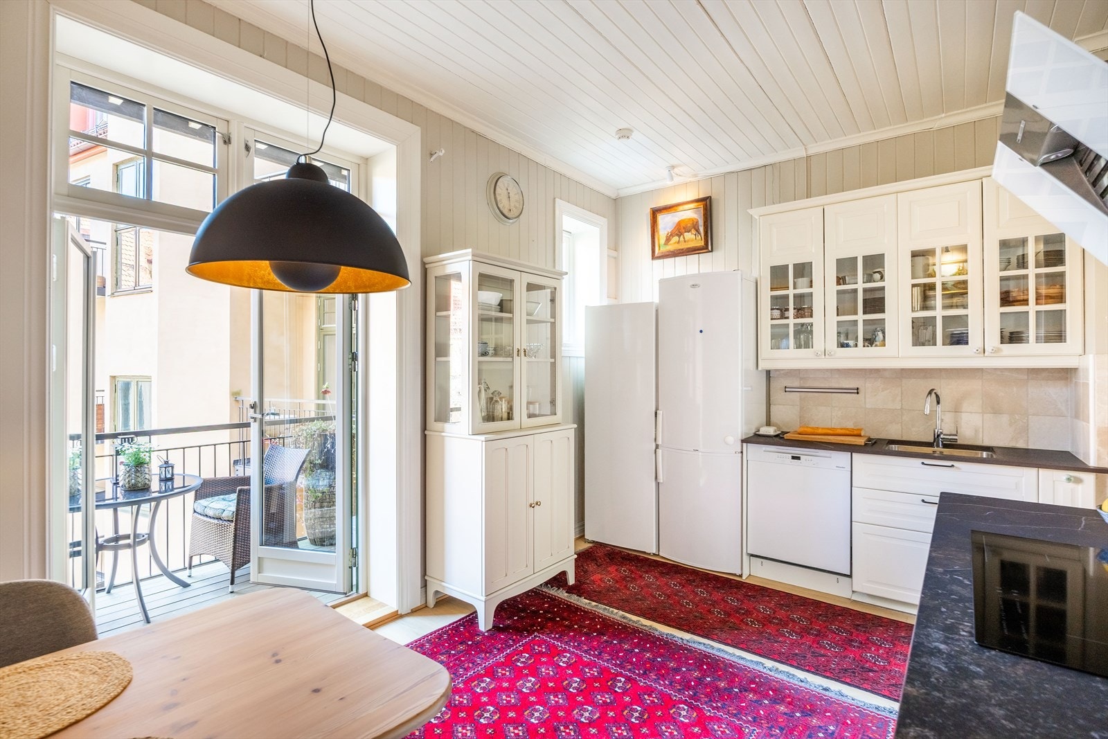 Fra kjøkkenet er det direkte adkomst til en lekker balkong vendt inn mot bakgård Galleribilde